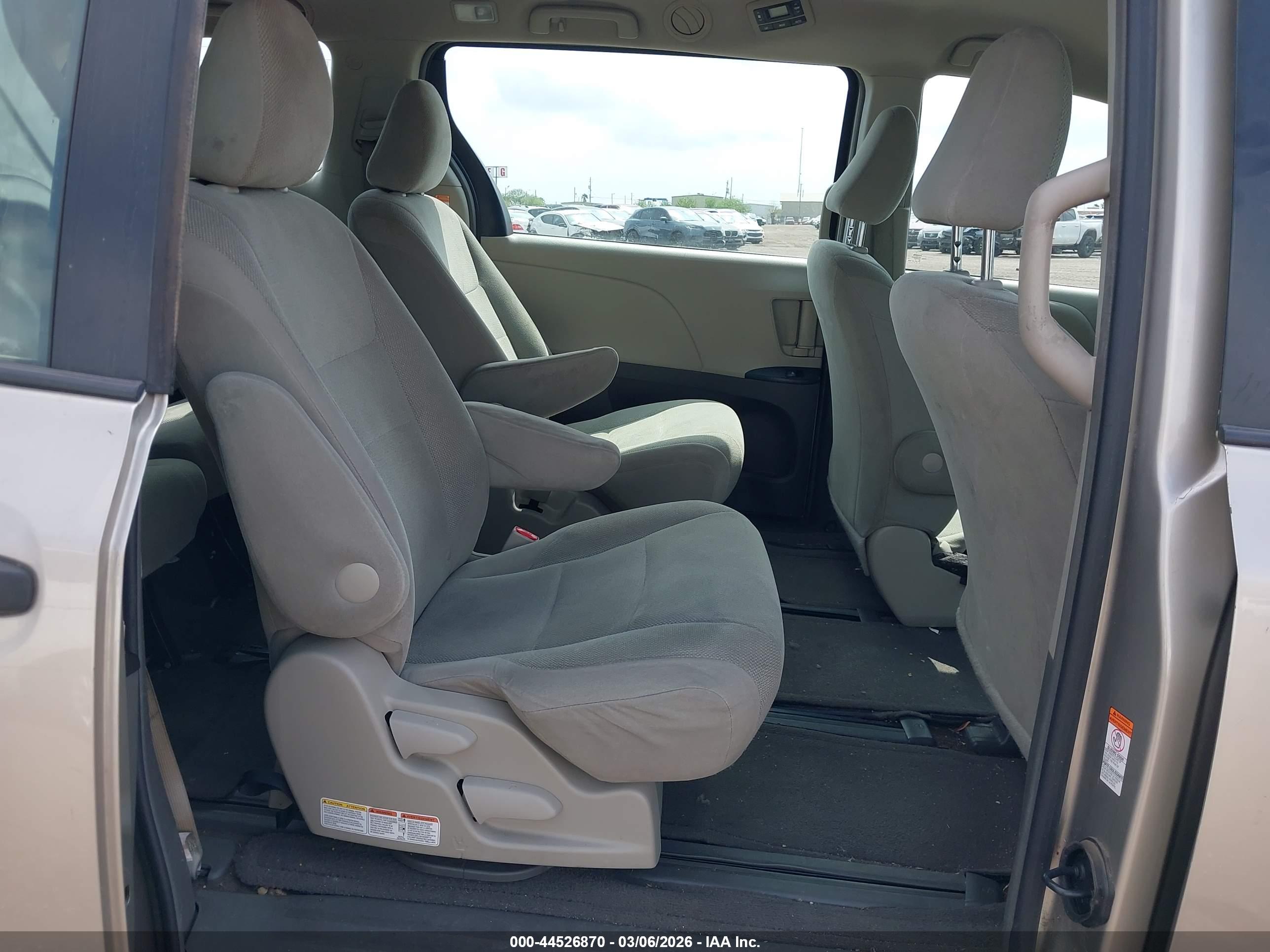 TOYOTA SIENNA image 8
