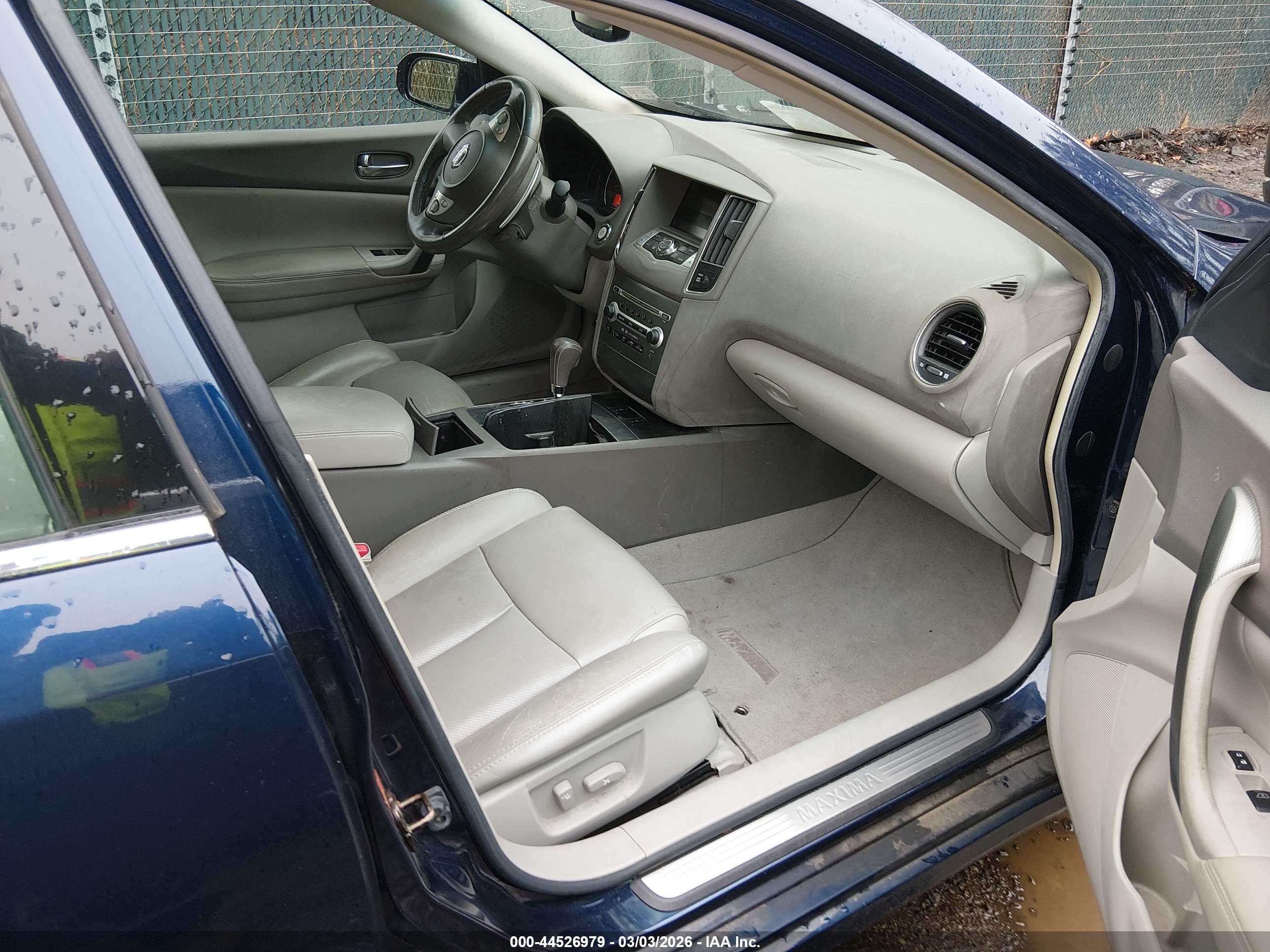 NISSAN MAXIMA image 5