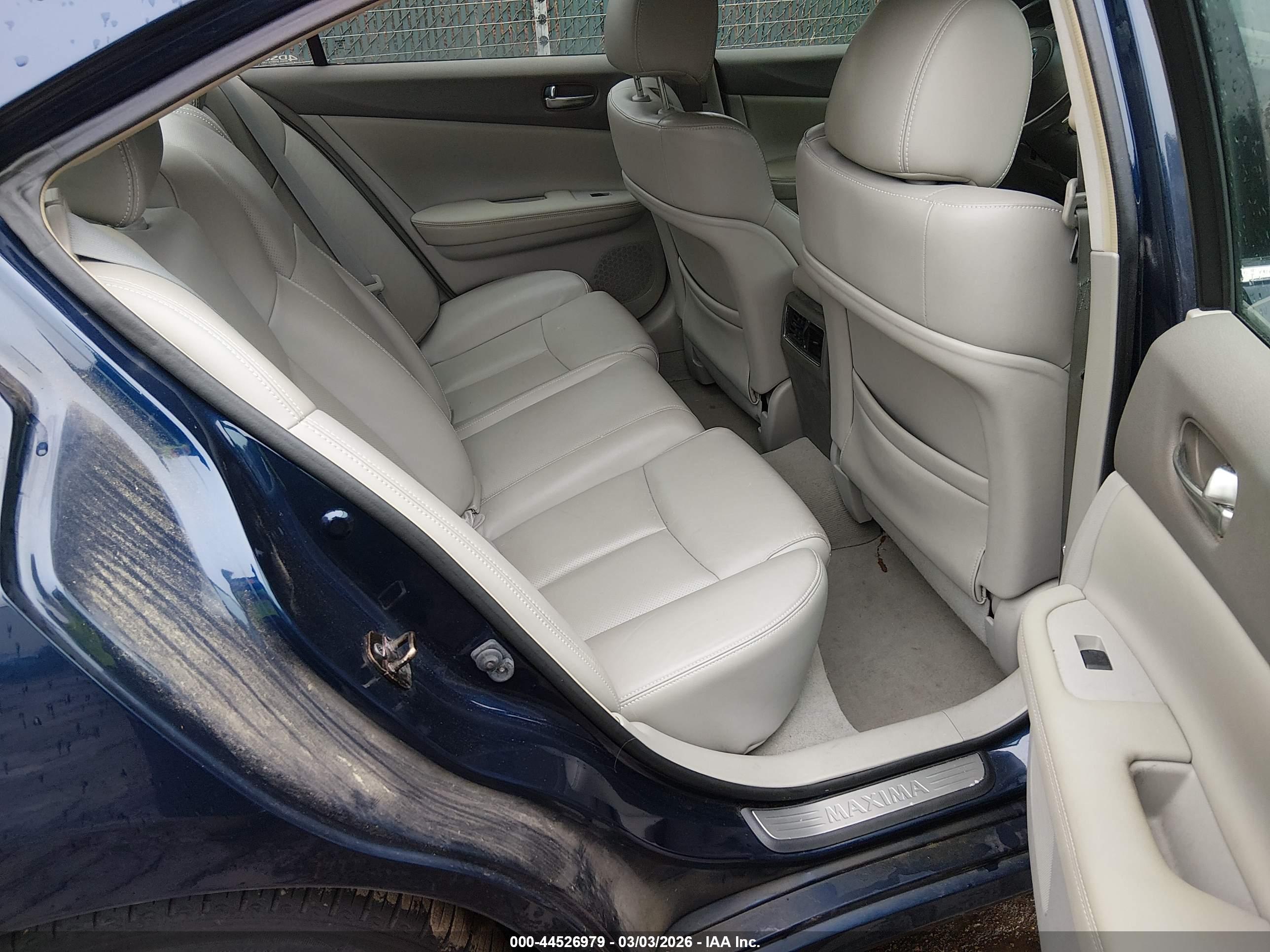 NISSAN MAXIMA image 8