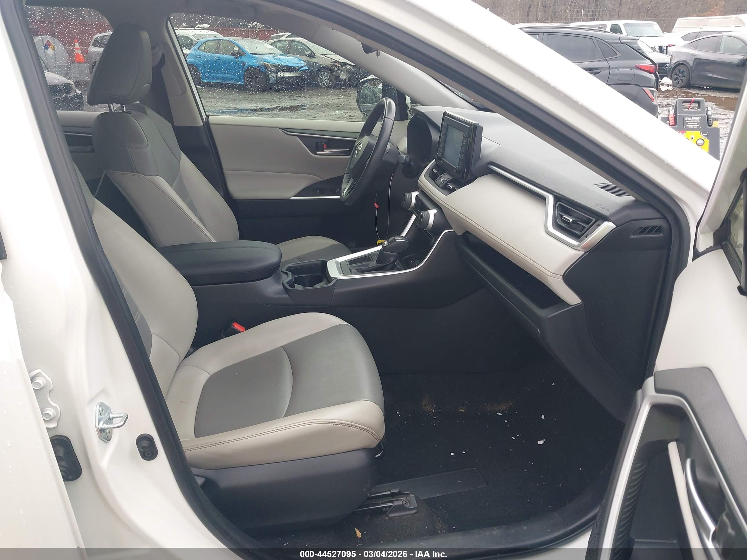 TOYOTA RAV4 image 5
