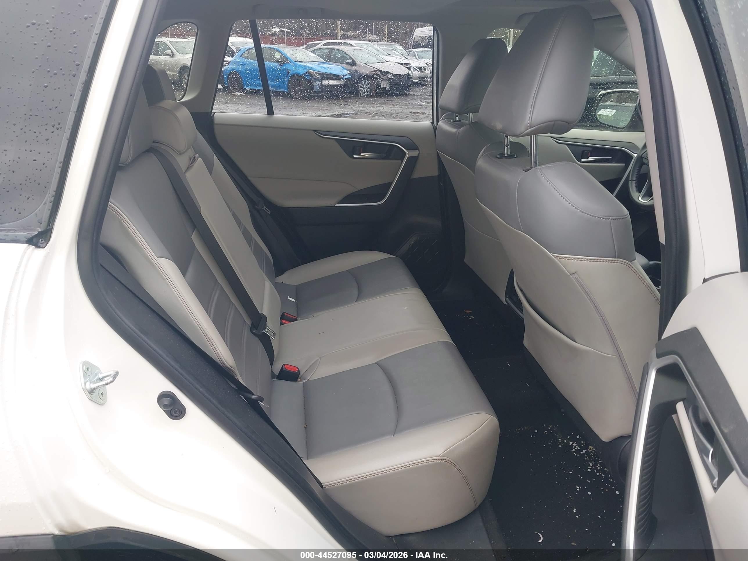 TOYOTA RAV4 image 8