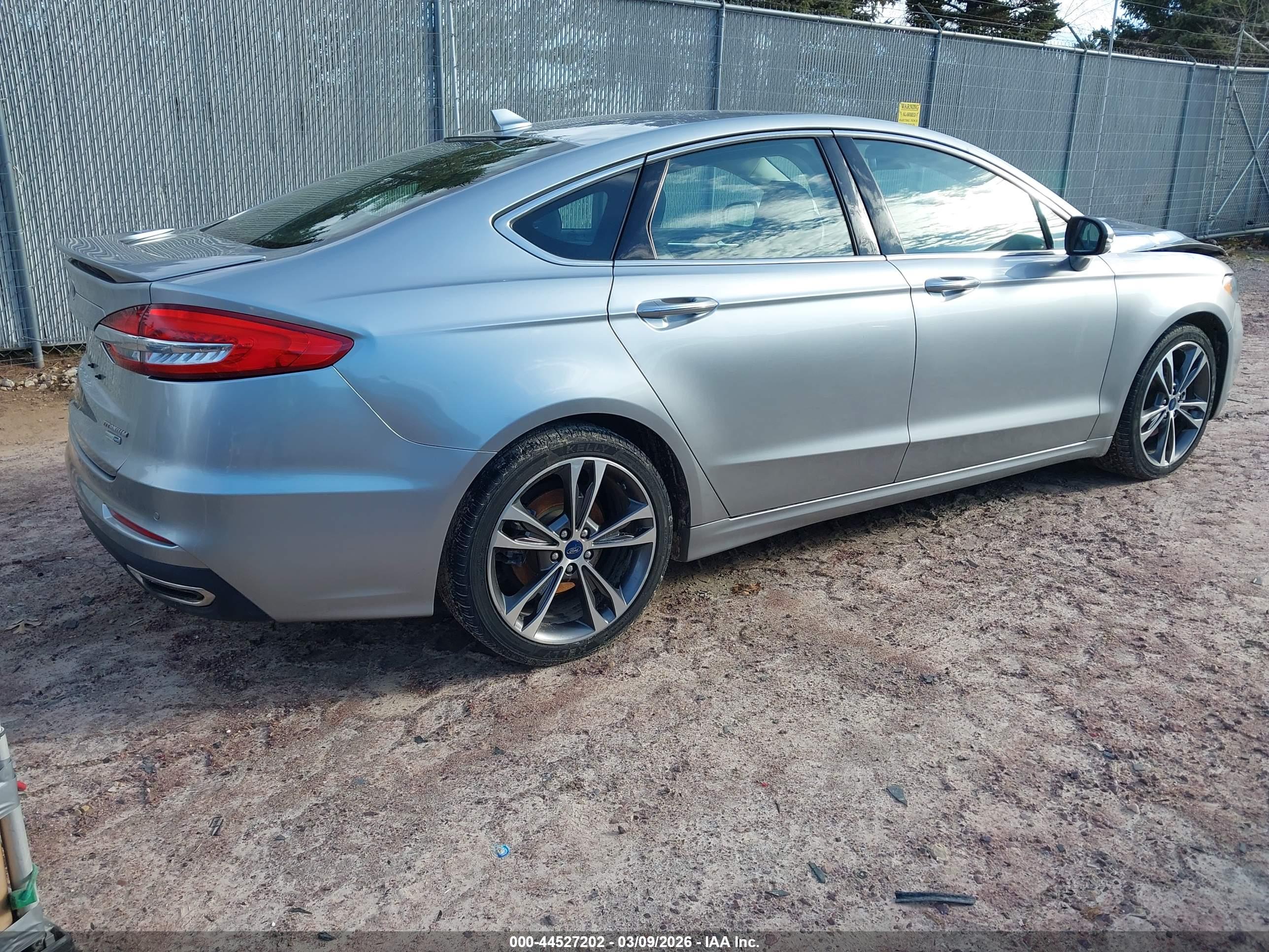 FORD FUSION image 4
