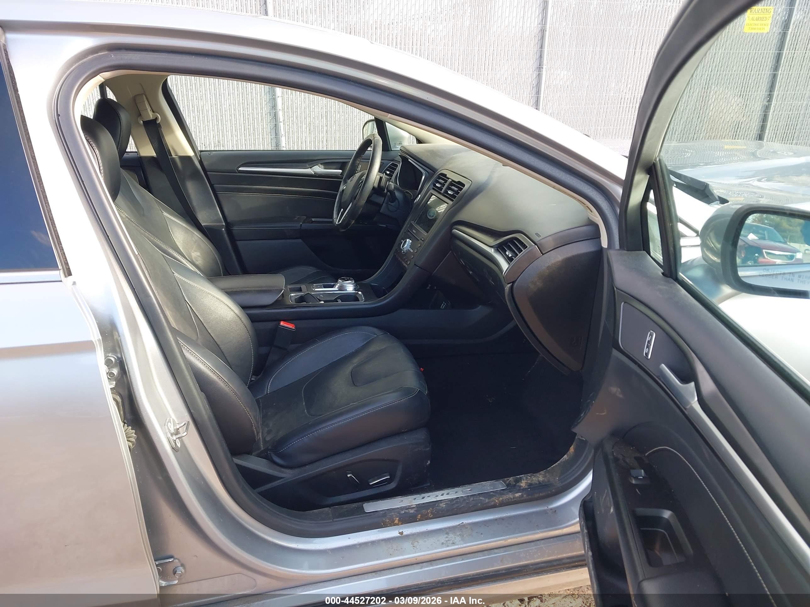 FORD FUSION image 5