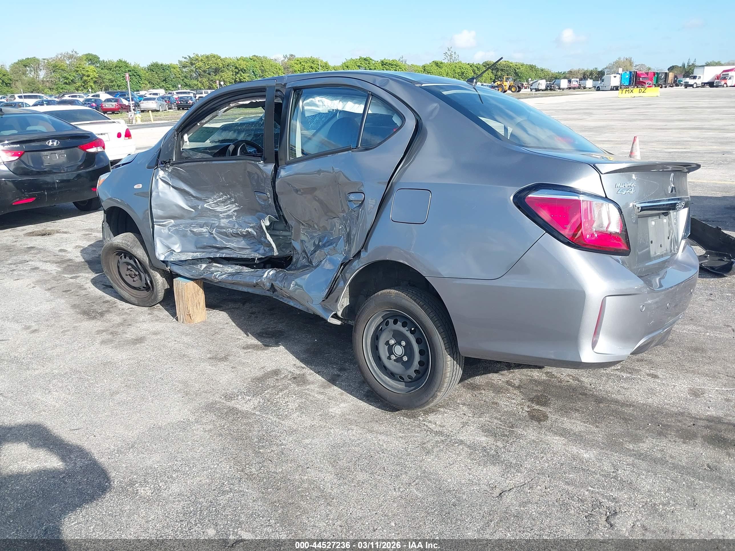 MITSUBISHI MIRAGE image 3