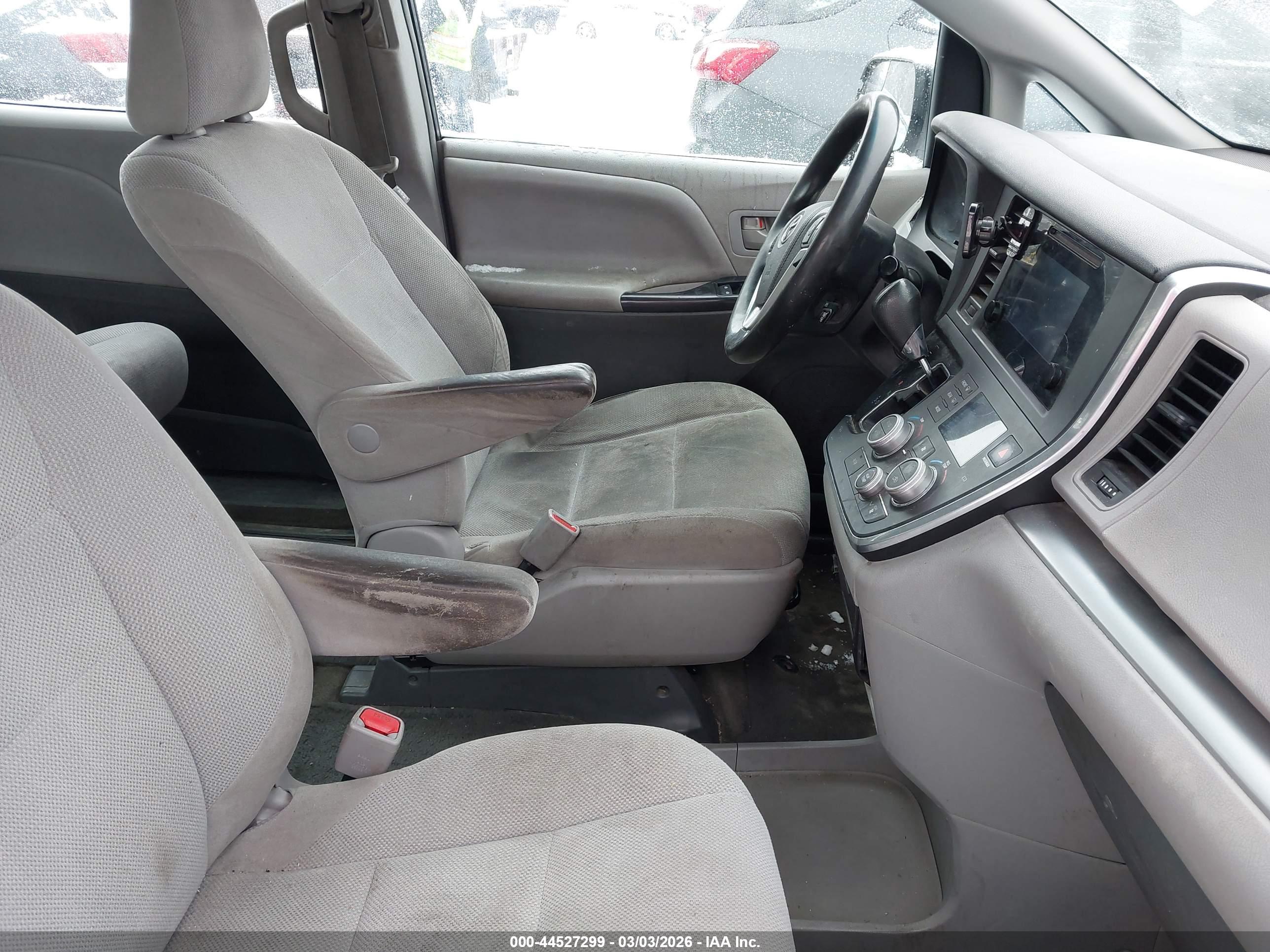TOYOTA SIENNA image 5
