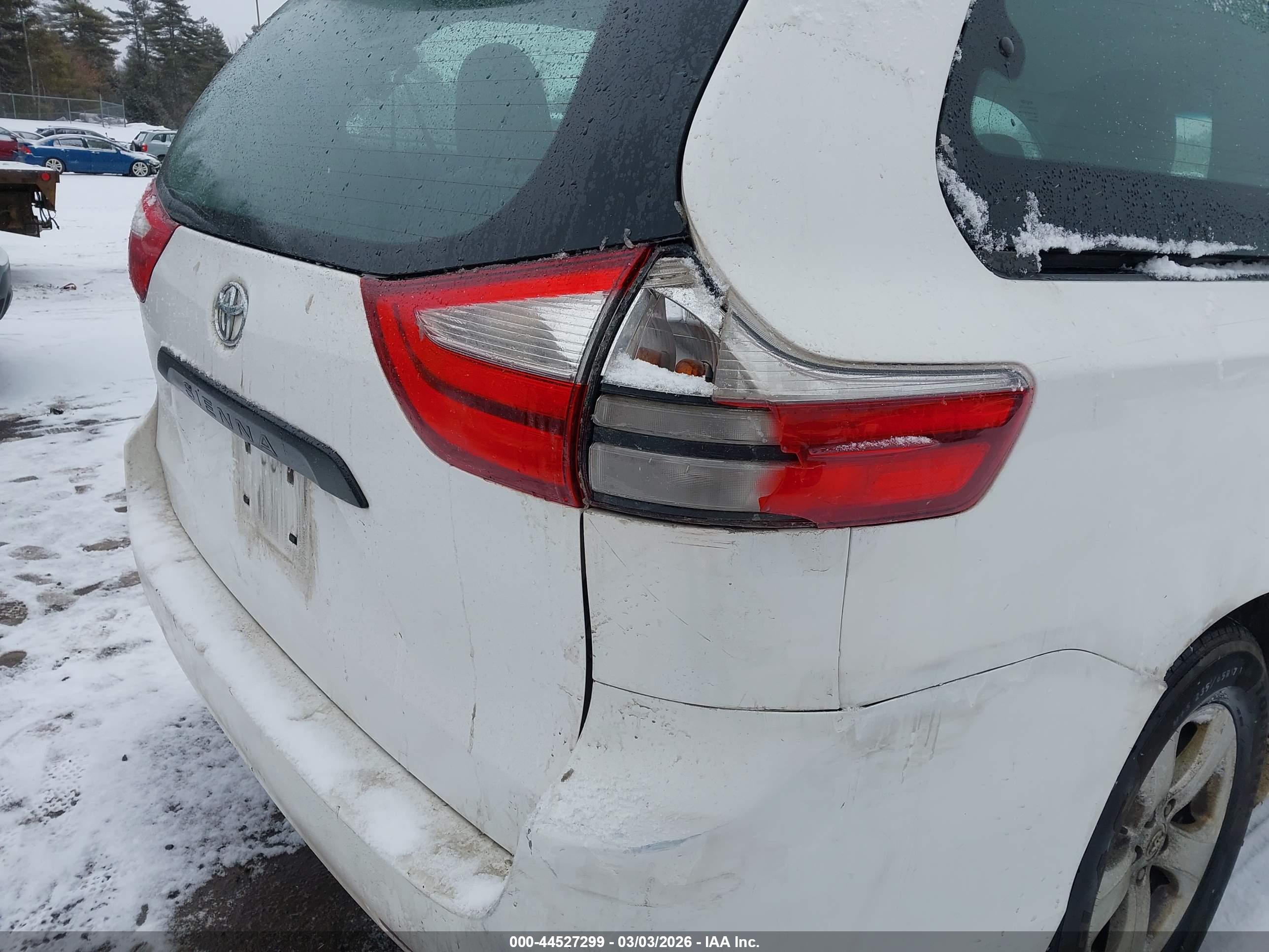 TOYOTA SIENNA image 6