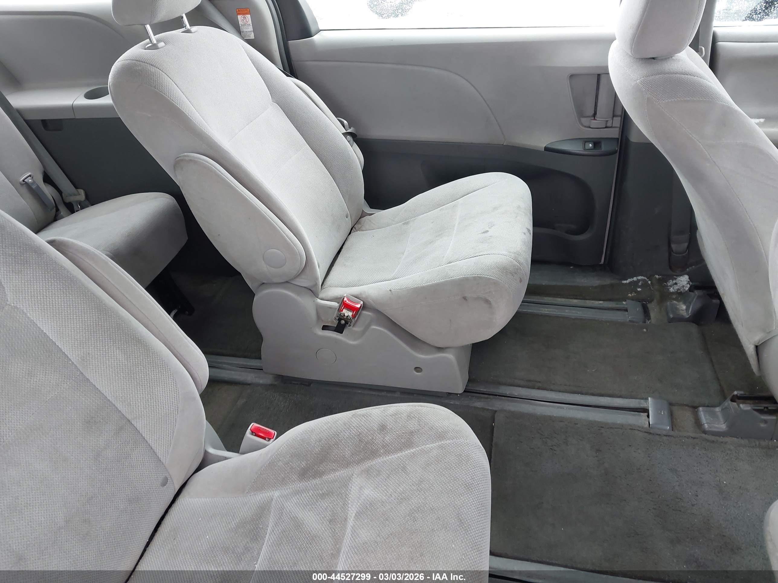 TOYOTA SIENNA image 8