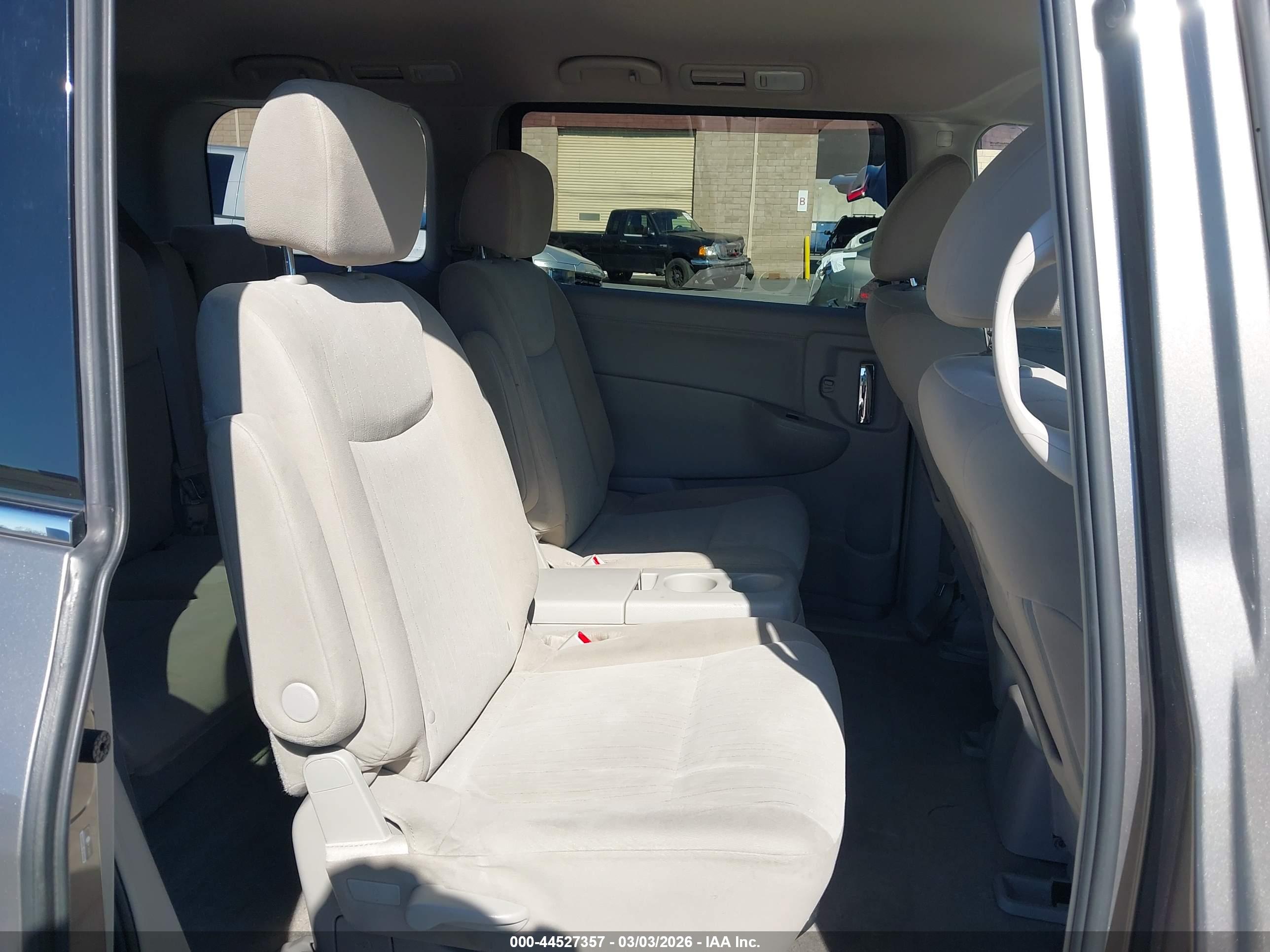 NISSAN QUEST image 8