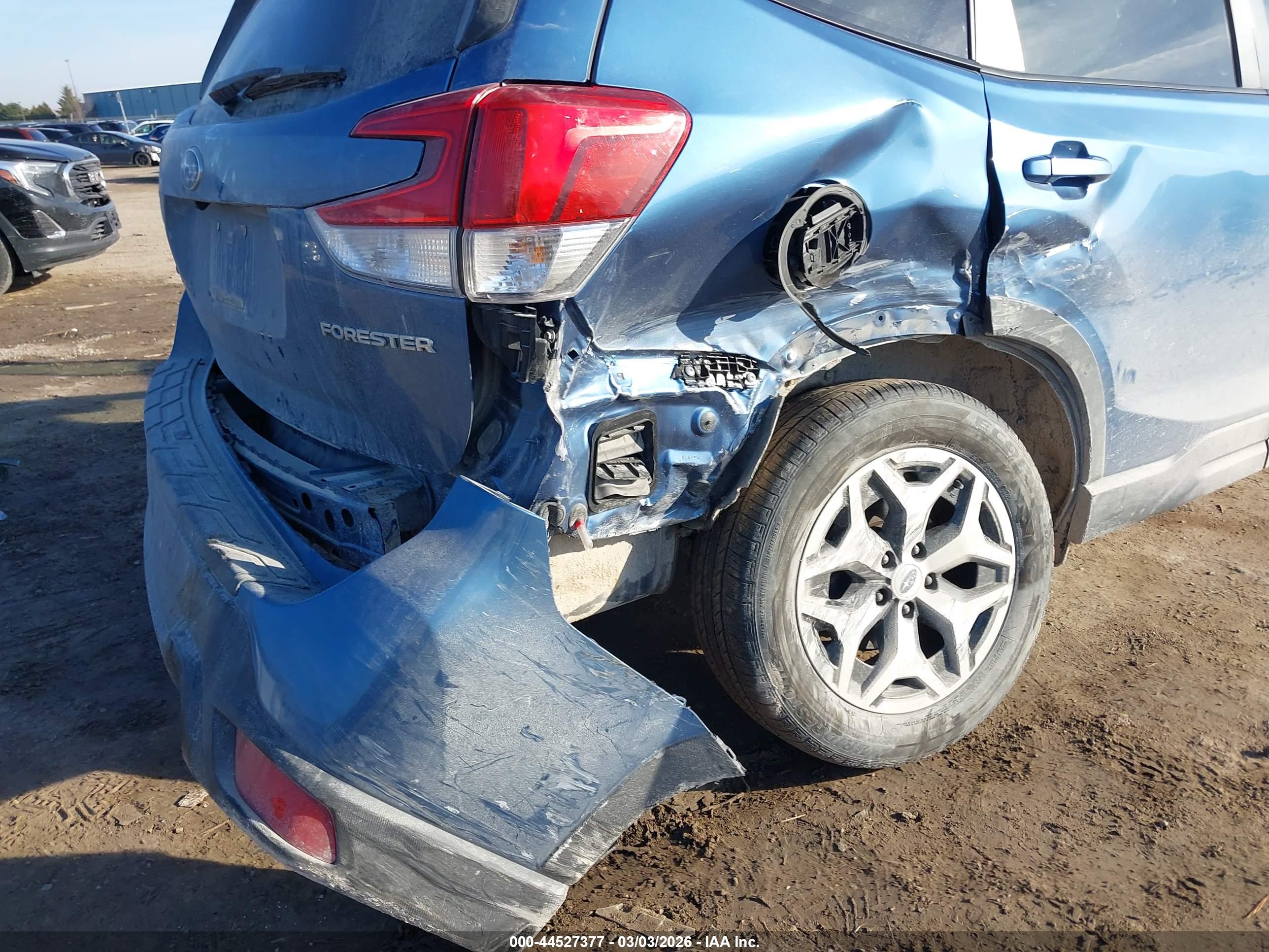 SUBARU FORESTER image 6
