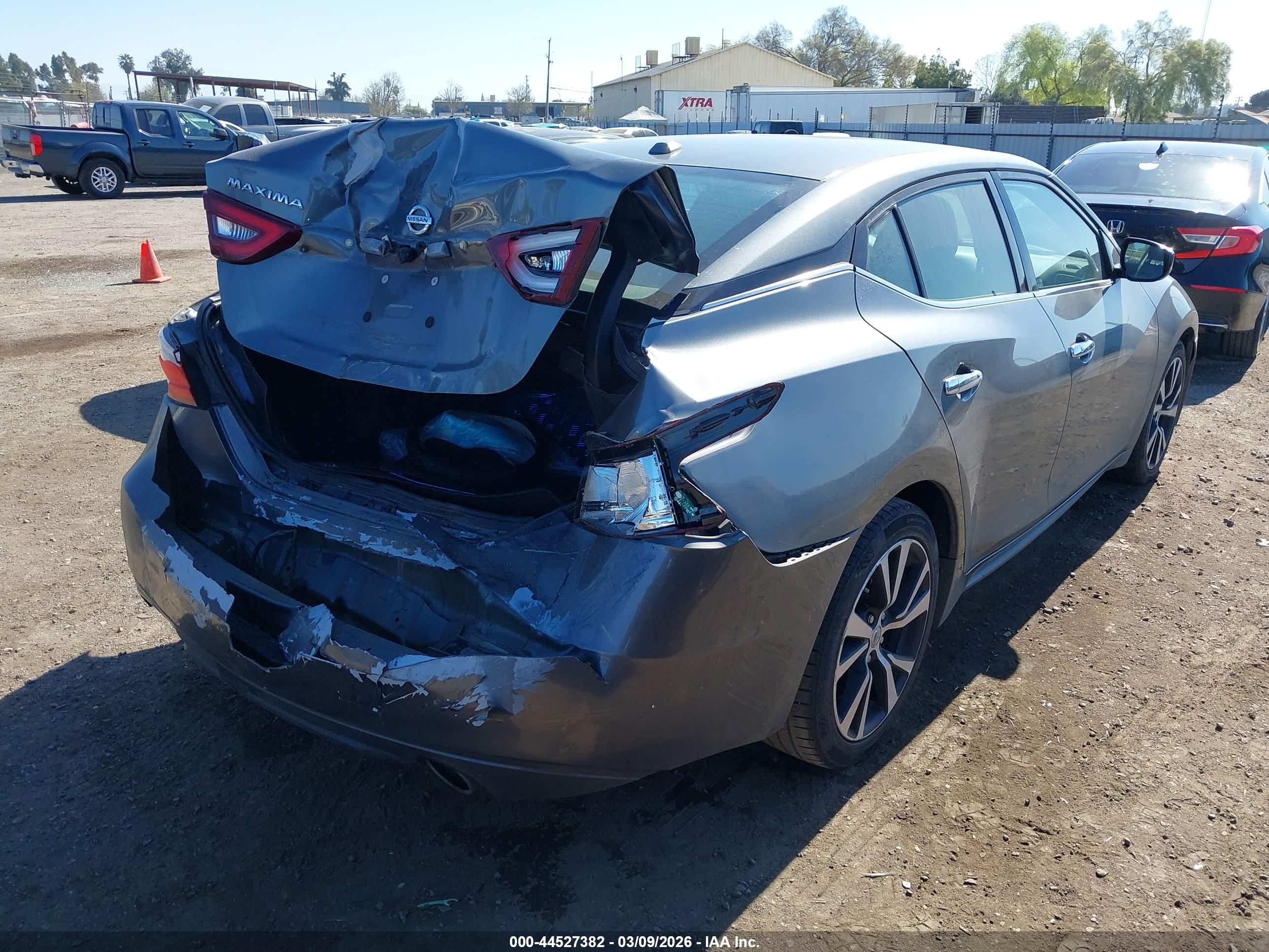 NISSAN MAXIMA image 4