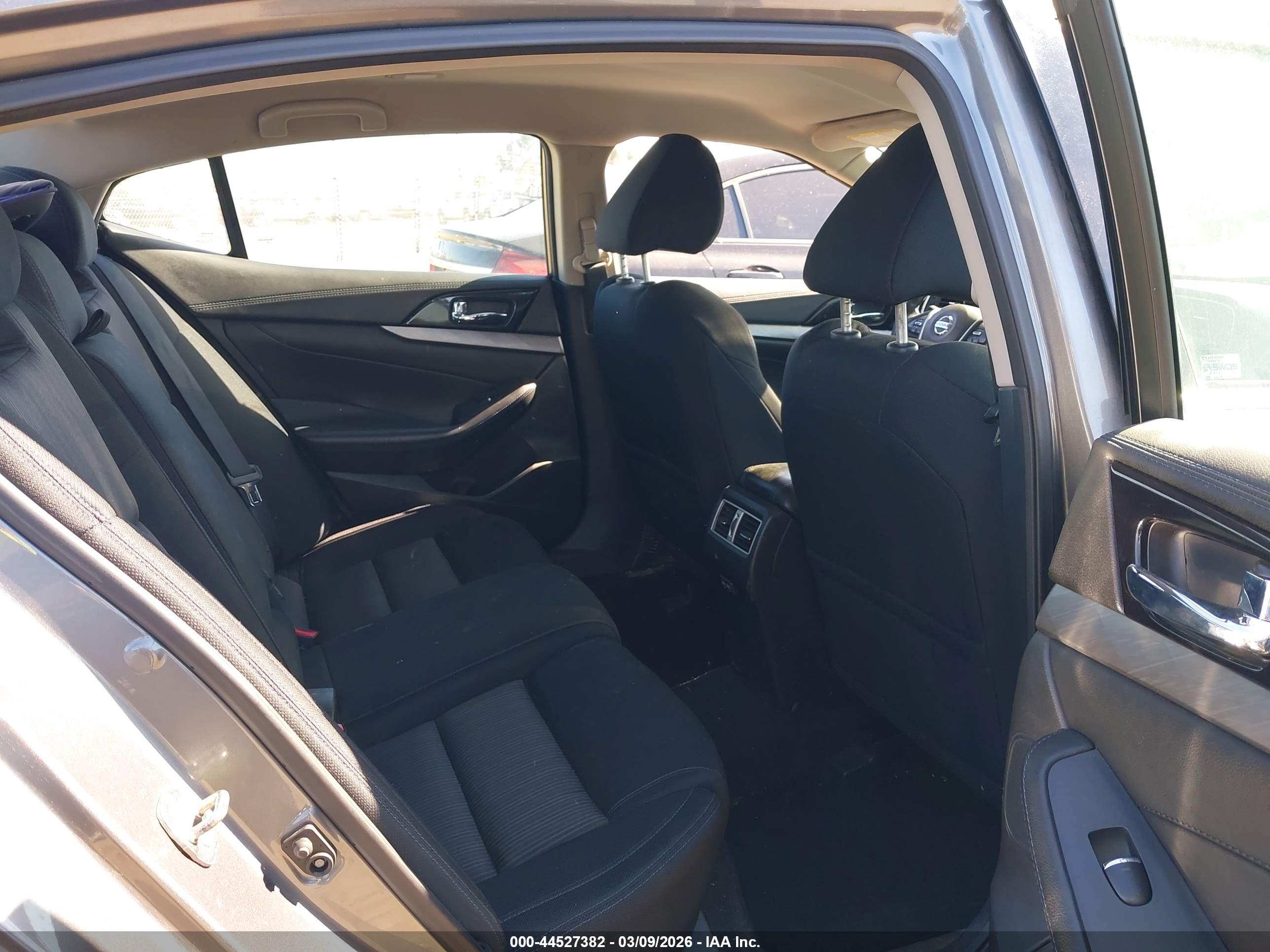 NISSAN MAXIMA image 8