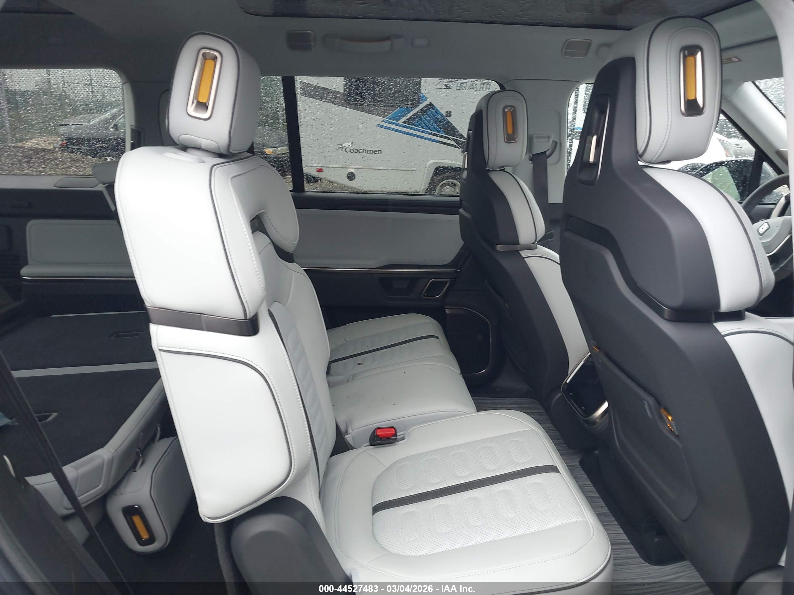 RIVIAN R1S image 8