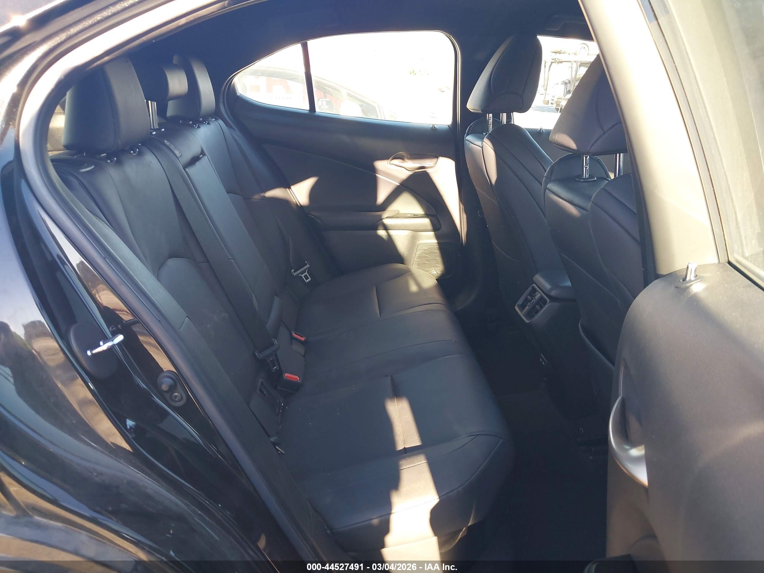 LEXUS UX image 8