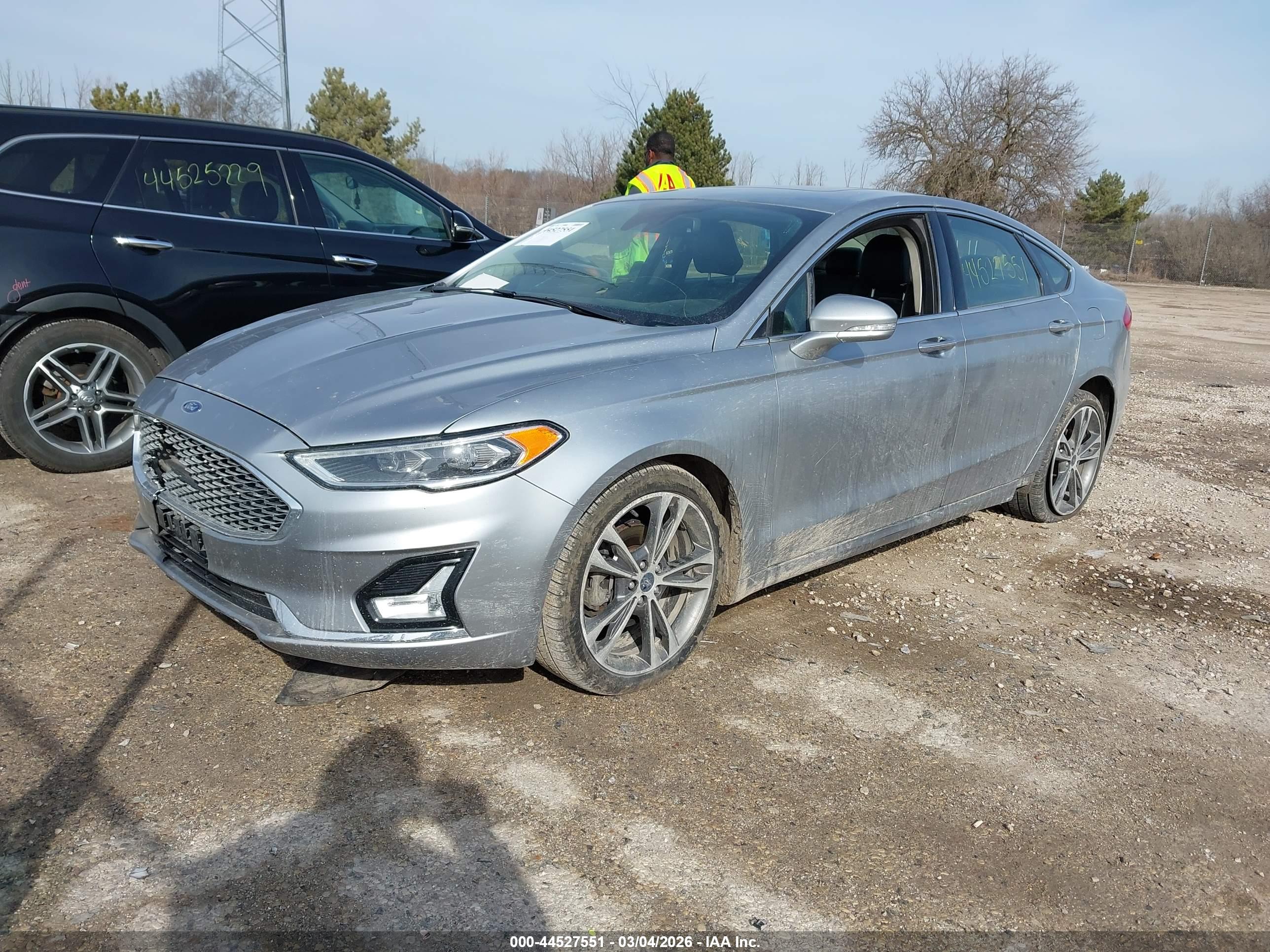 FORD FUSION image 2