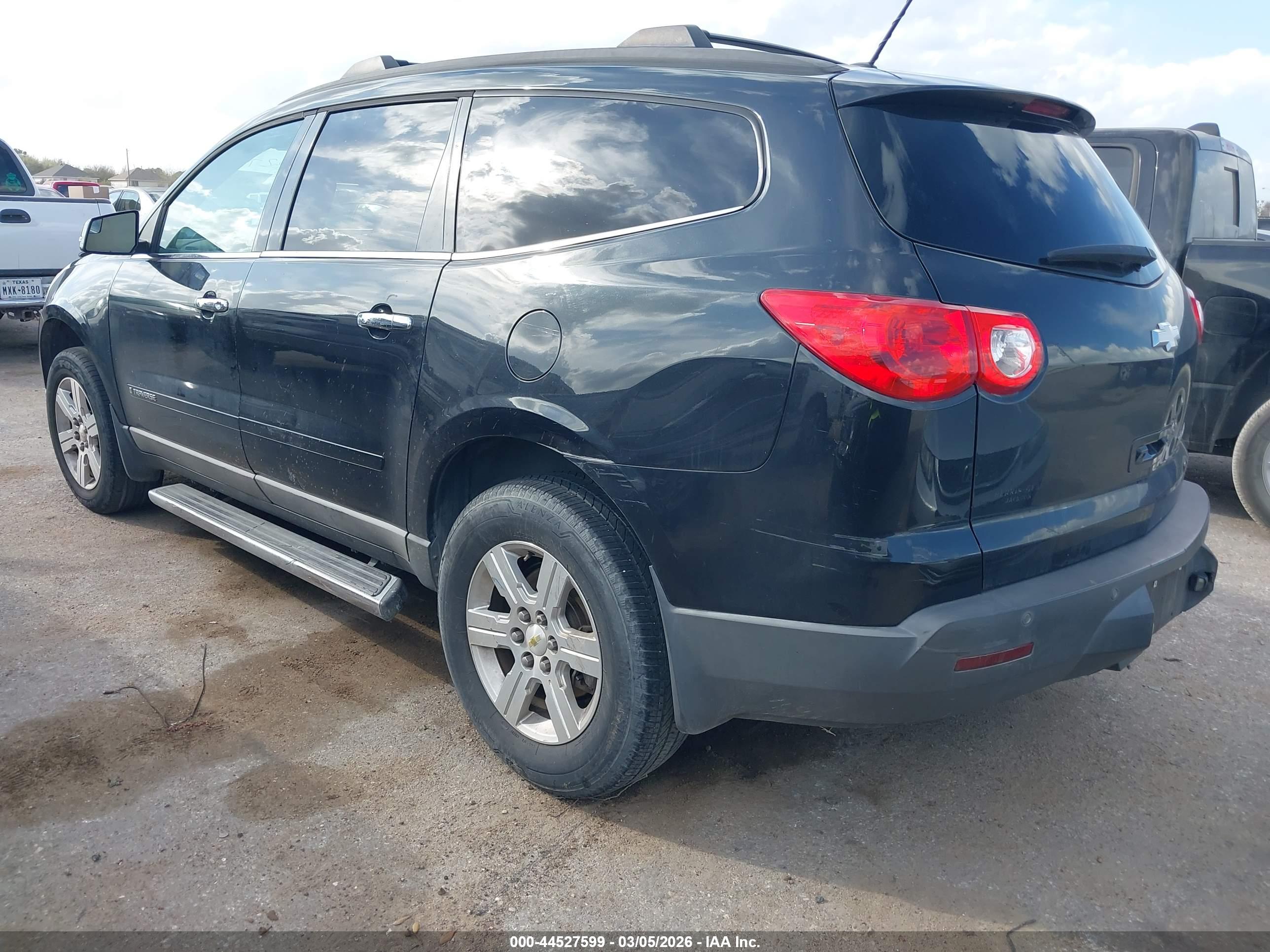 CHEVROLET TRAVERSE image 3