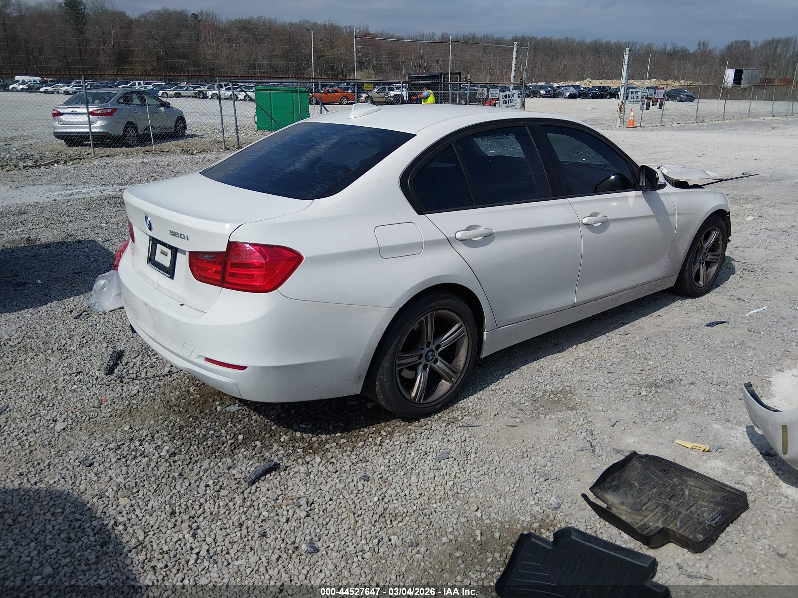 BMW 320I image 4