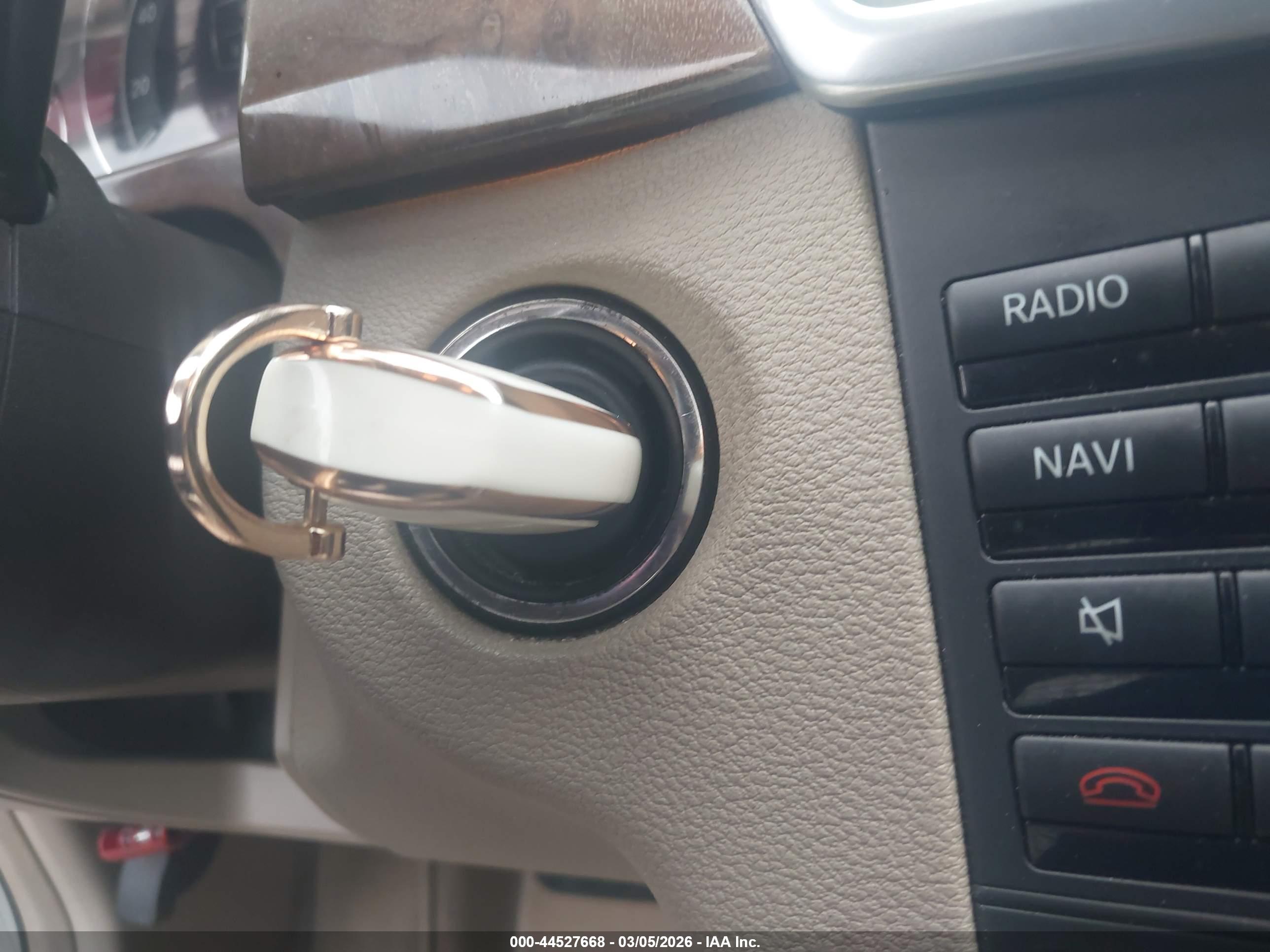 MERCEDES-BENZ E image 11