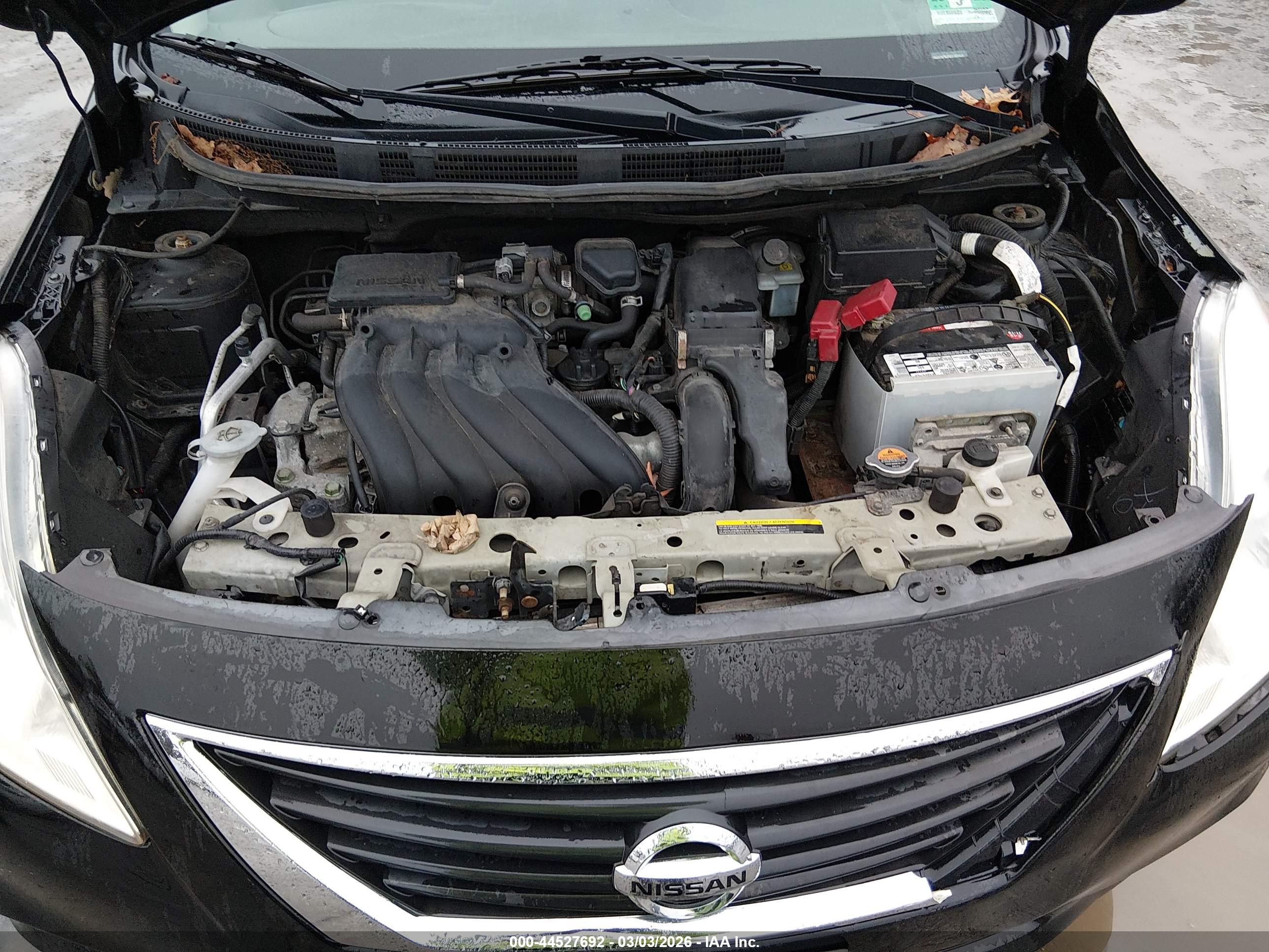 NISSAN VERSA image 10