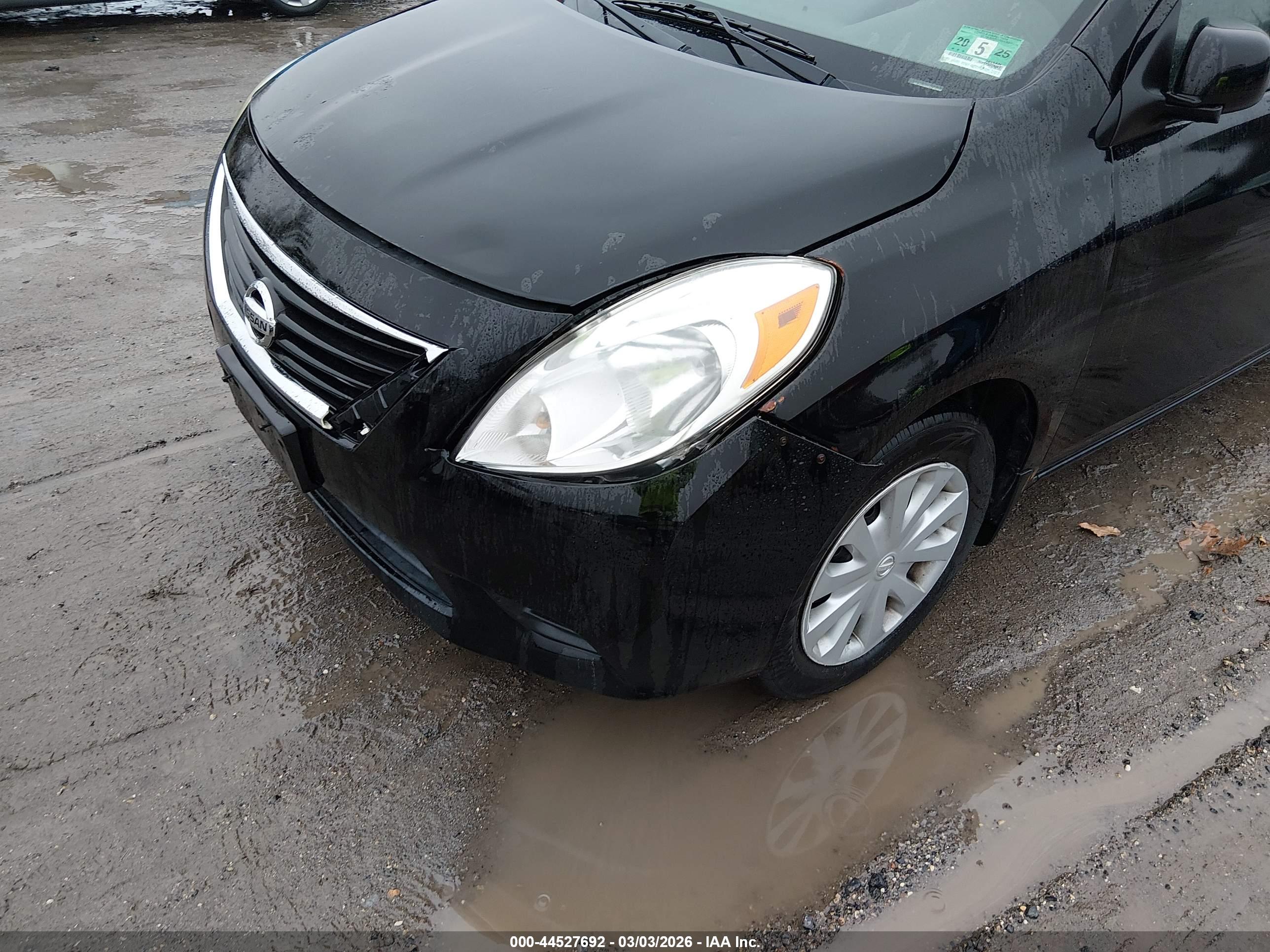 NISSAN VERSA image 6