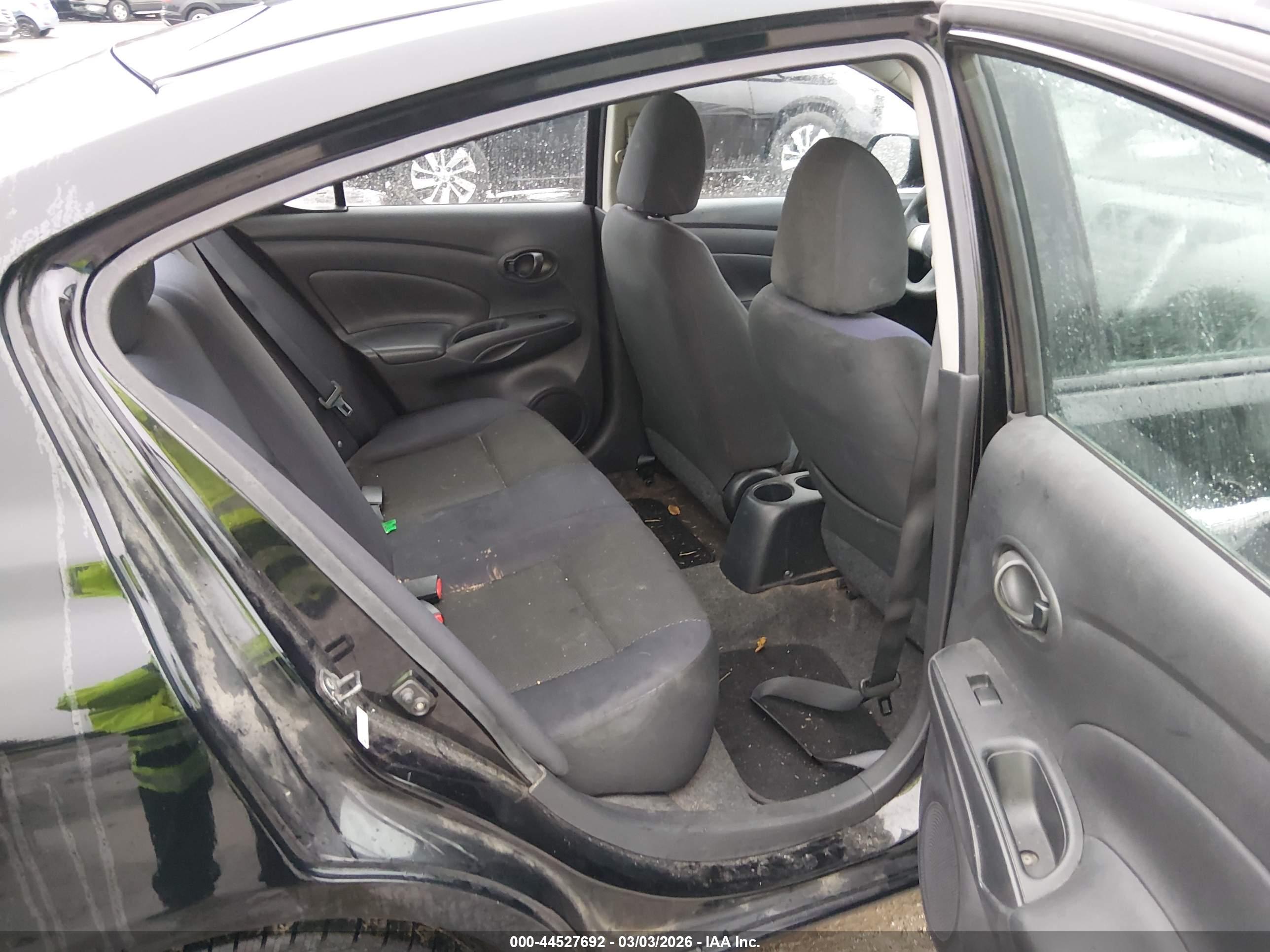NISSAN VERSA image 8