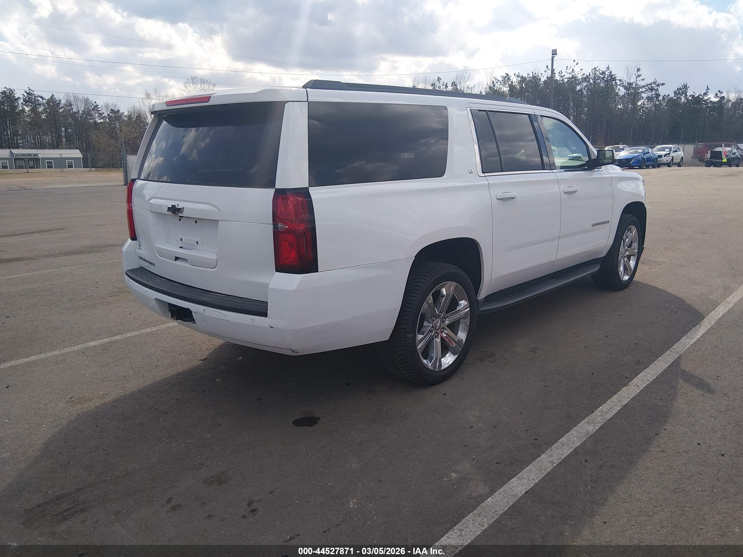 CHEVROLET SUBURBAN image 4