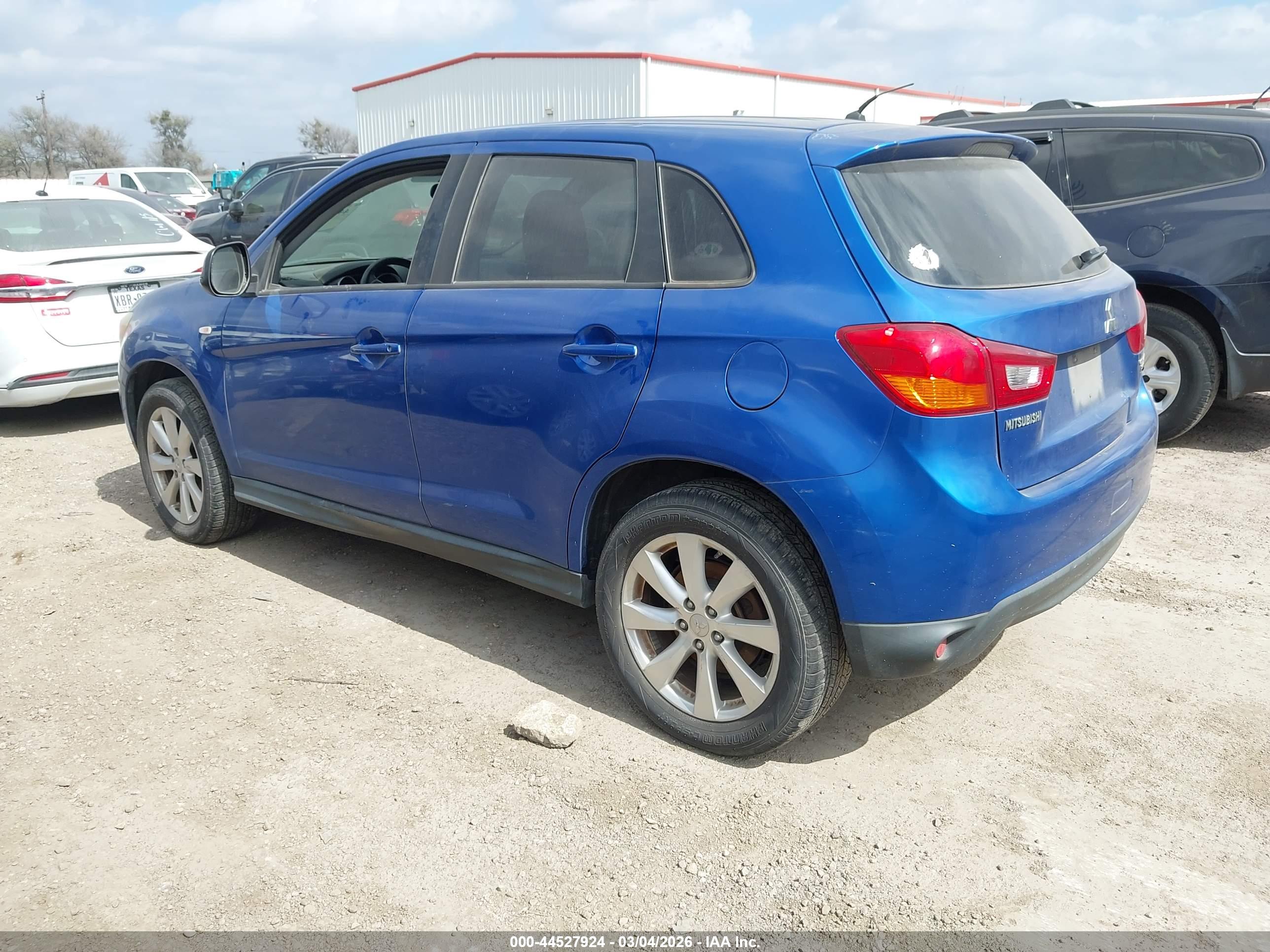 MITSUBISHI OUTLANDER image 3