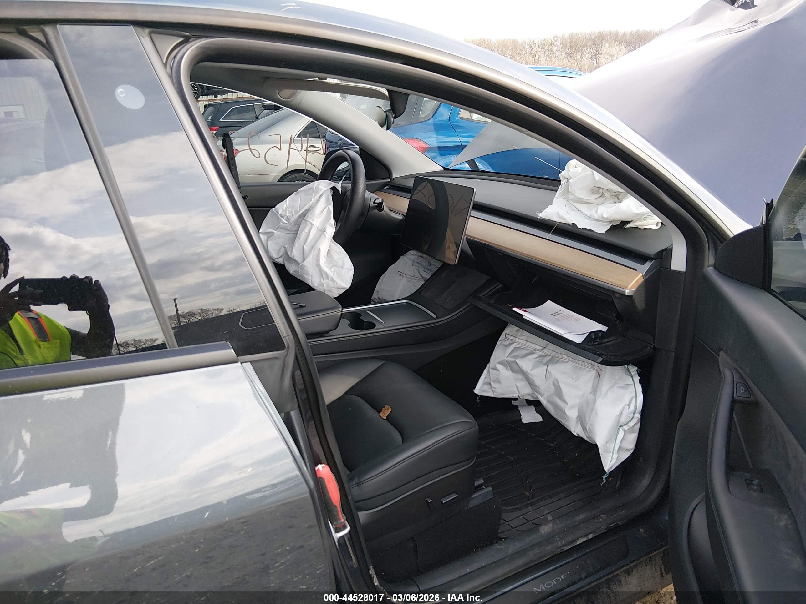 TESLA MODEL image 5