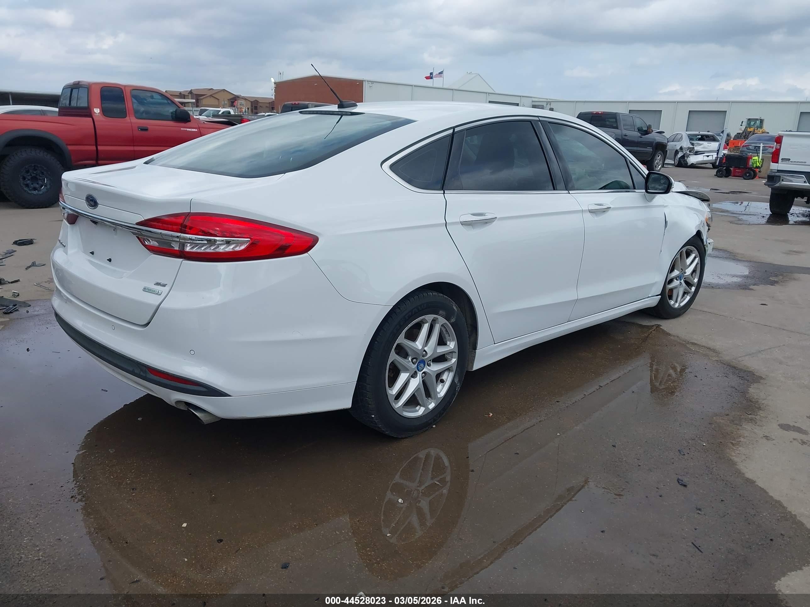 FORD FUSION image 4