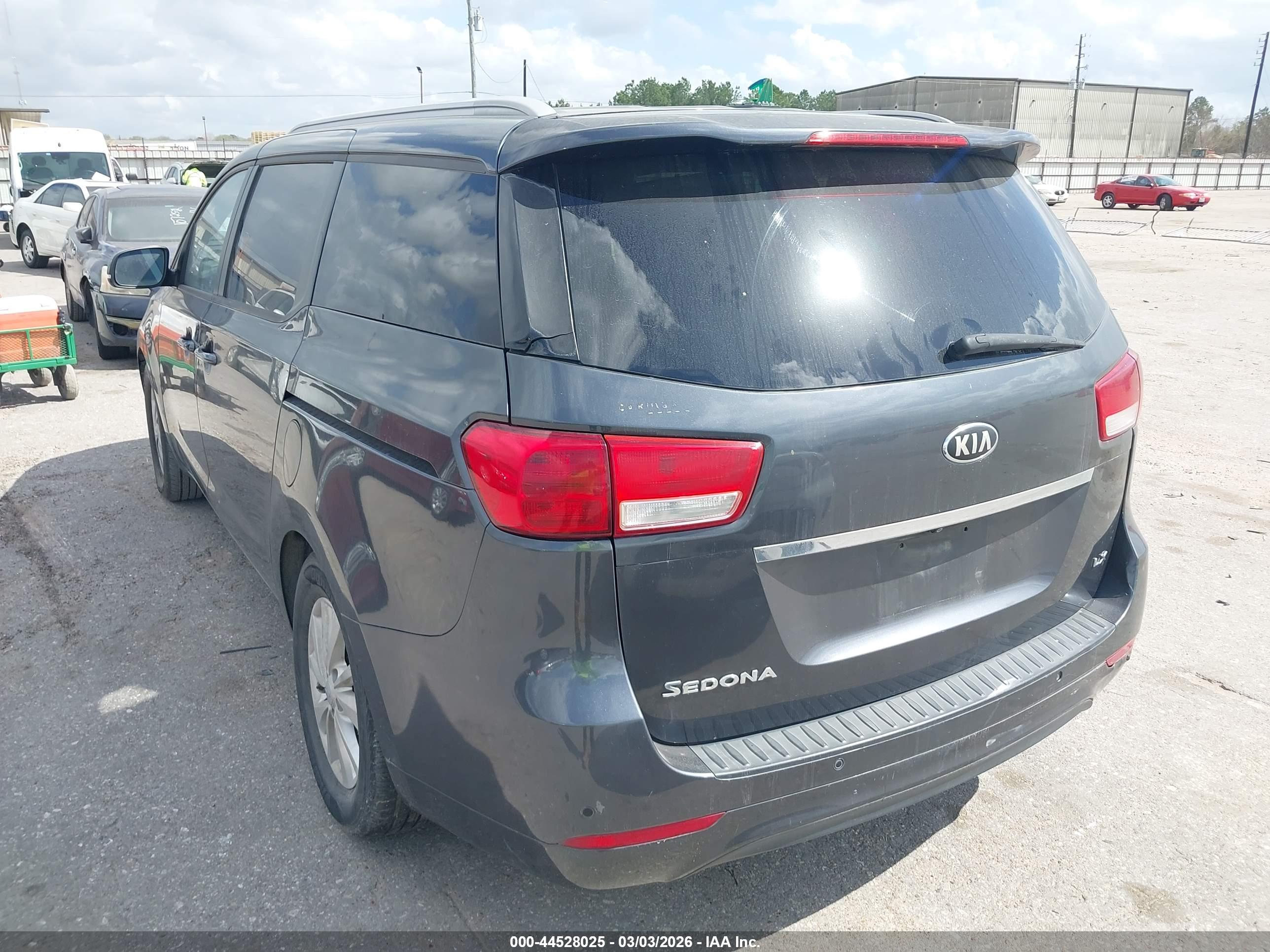 KIA SEDONA image 3