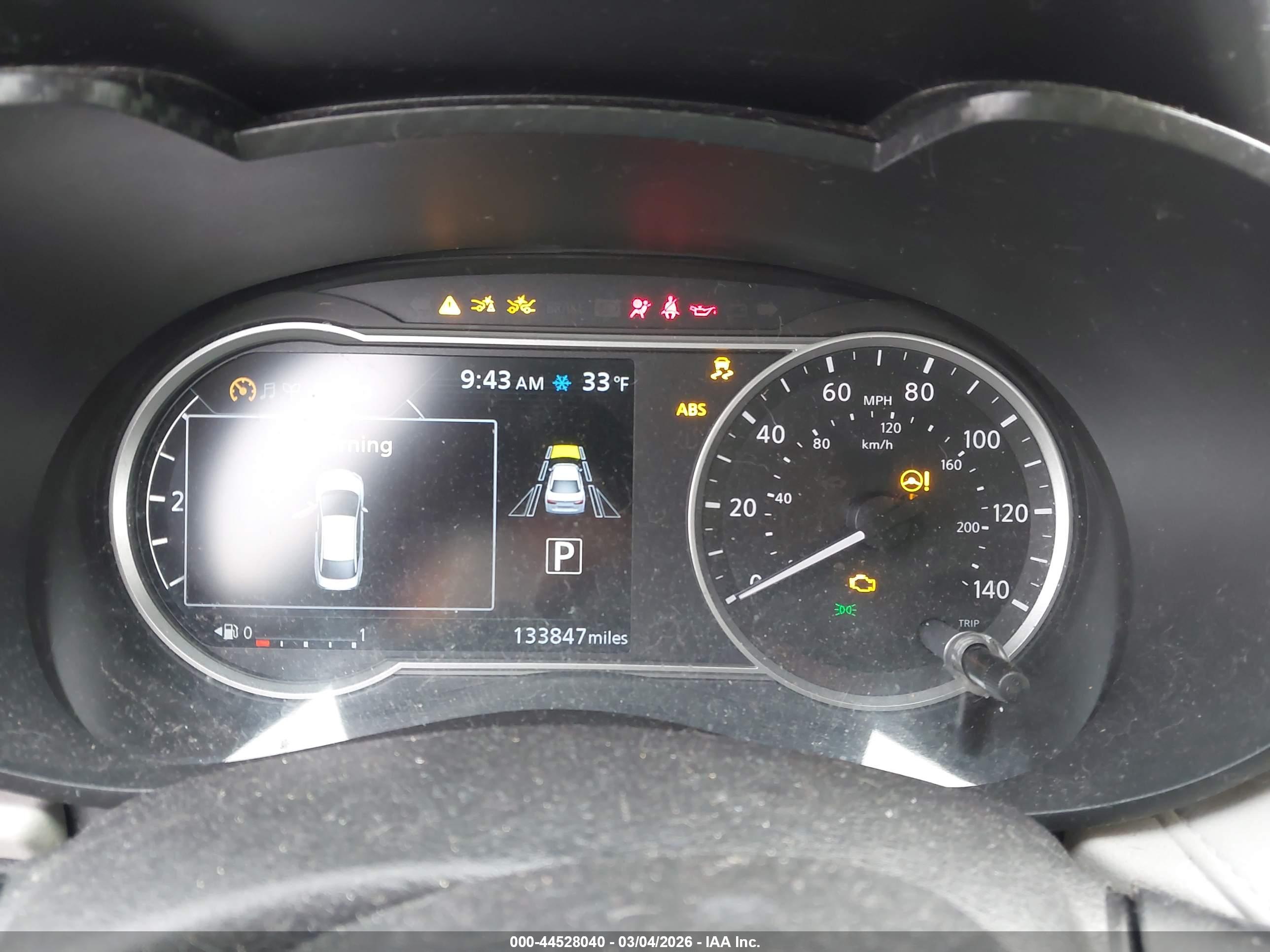 NISSAN VERSA image 7