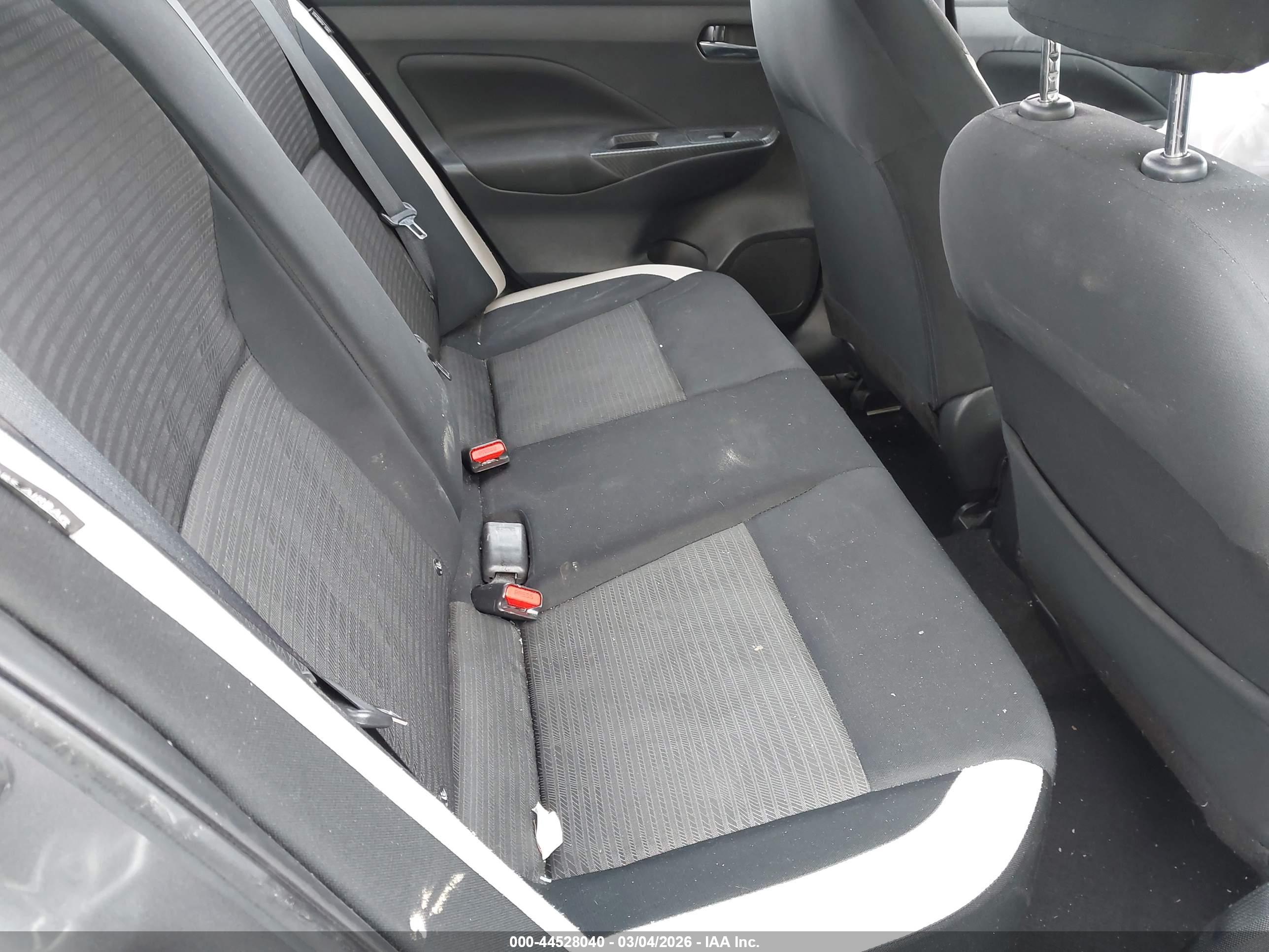 NISSAN VERSA image 8
