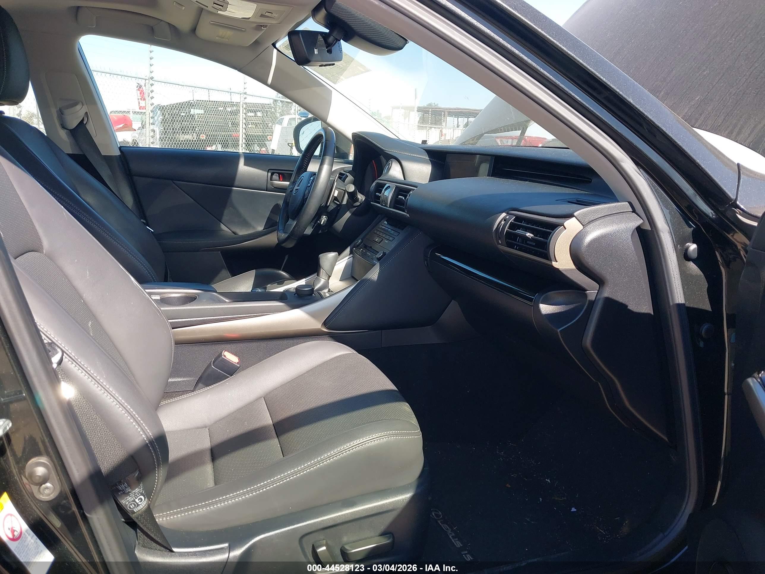 LEXUS IS image 5