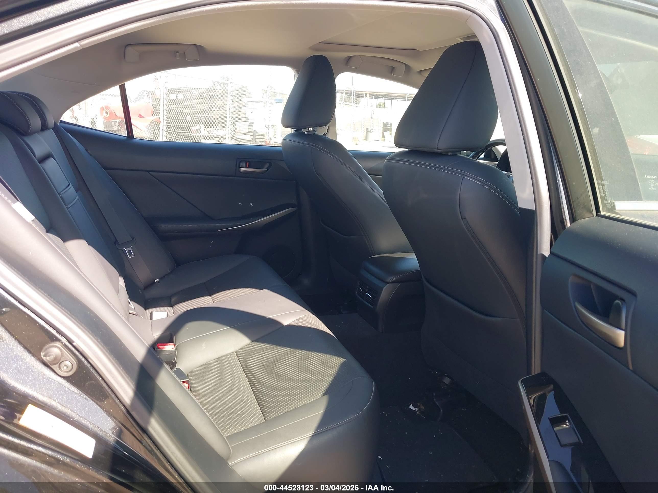 LEXUS IS image 8