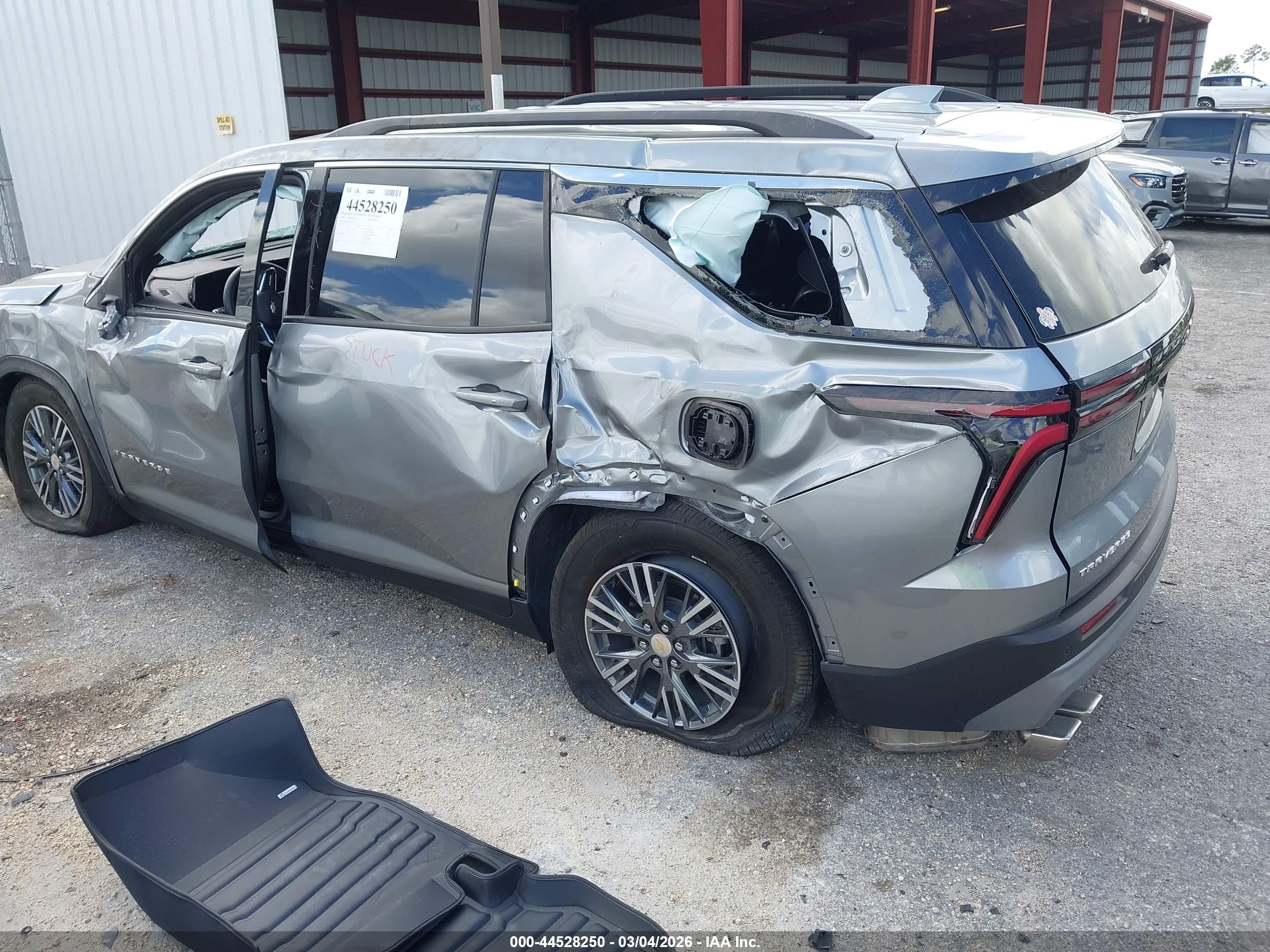 CHEVROLET TRAVERSE image 3