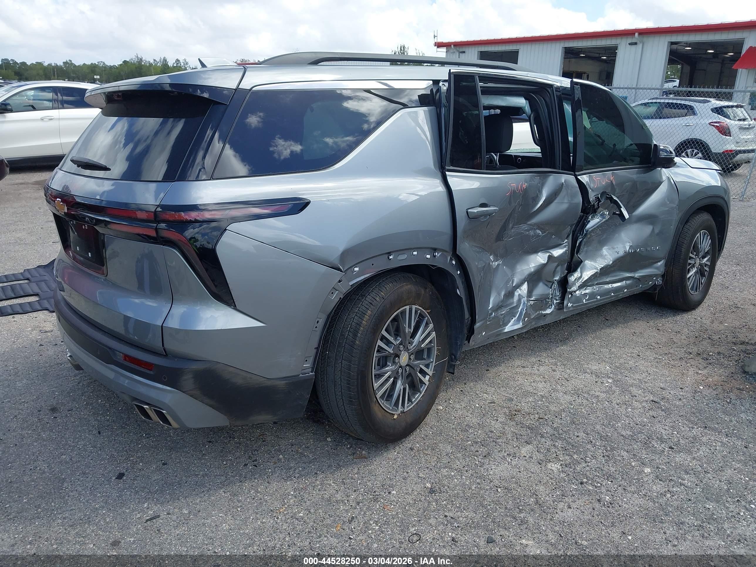 CHEVROLET TRAVERSE image 4