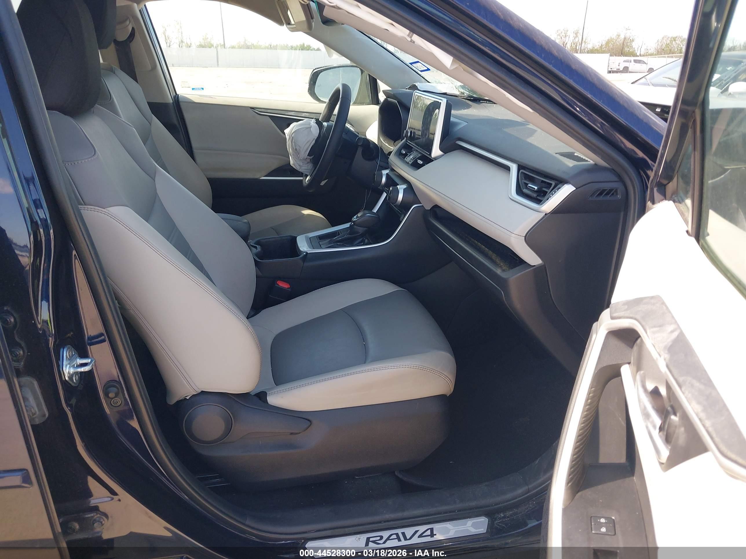 TOYOTA RAV4 image 5