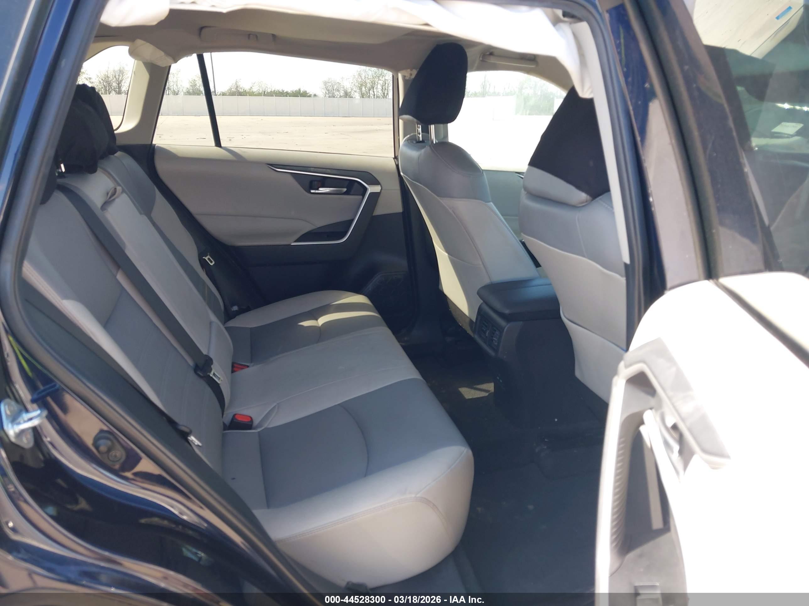 TOYOTA RAV4 image 8