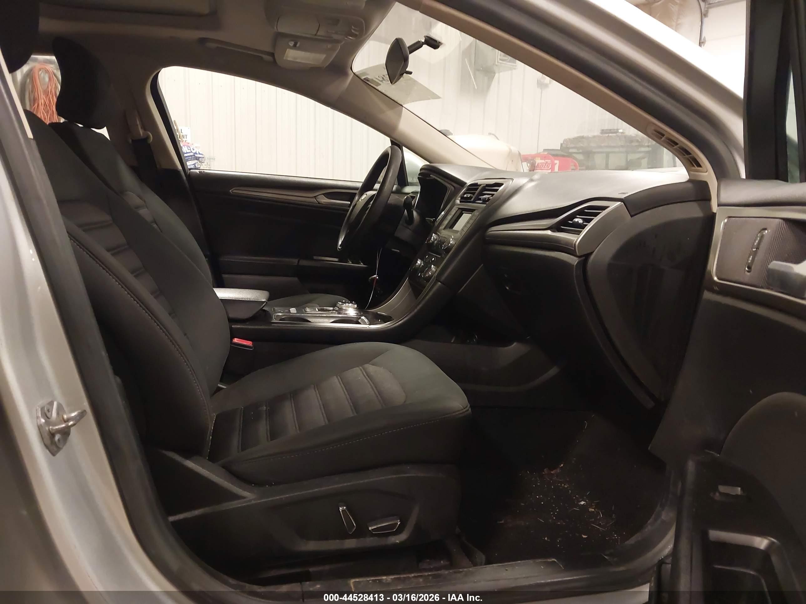 FORD FUSION image 5