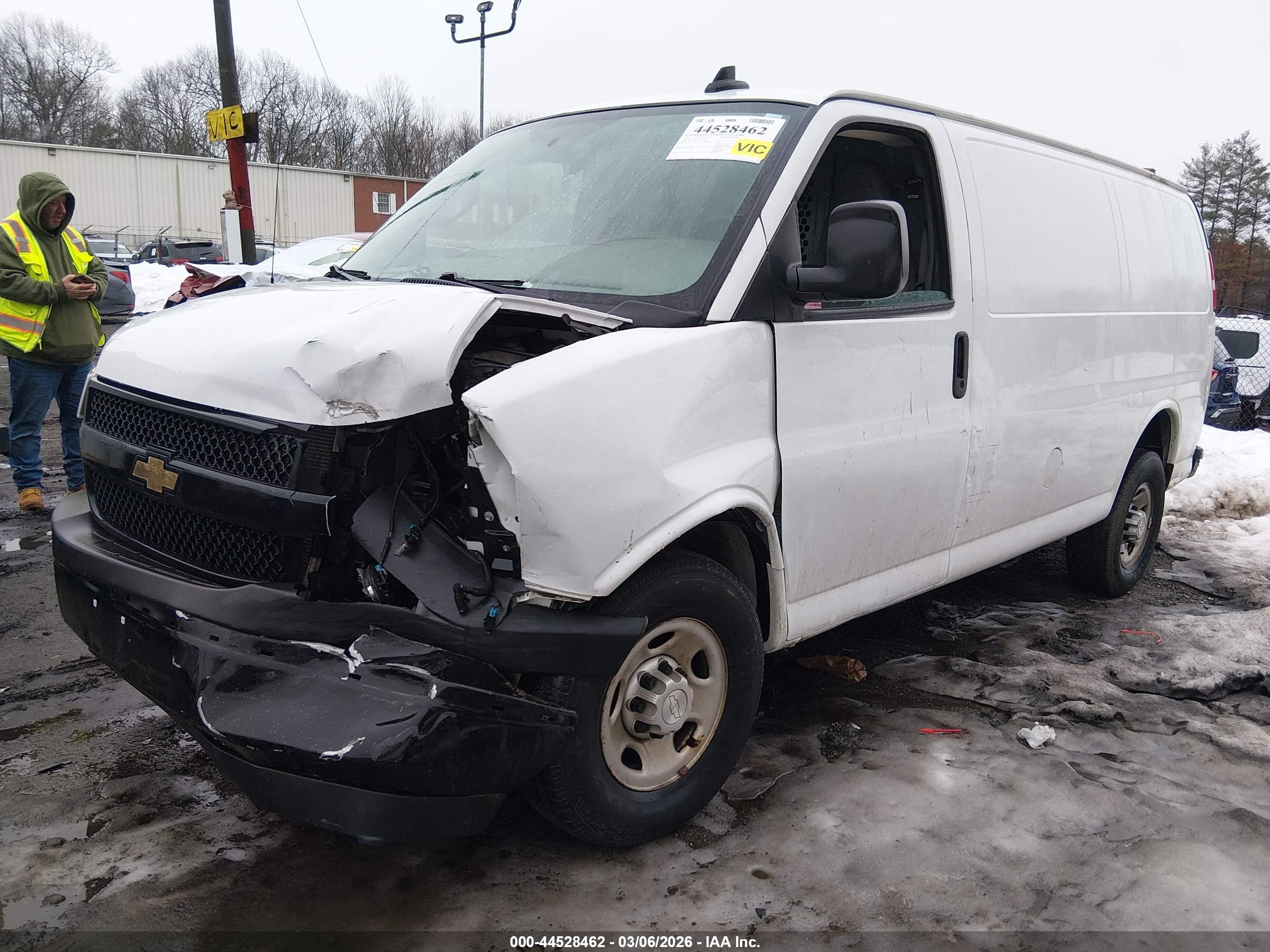 CHEVROLET EXPRESS image 2