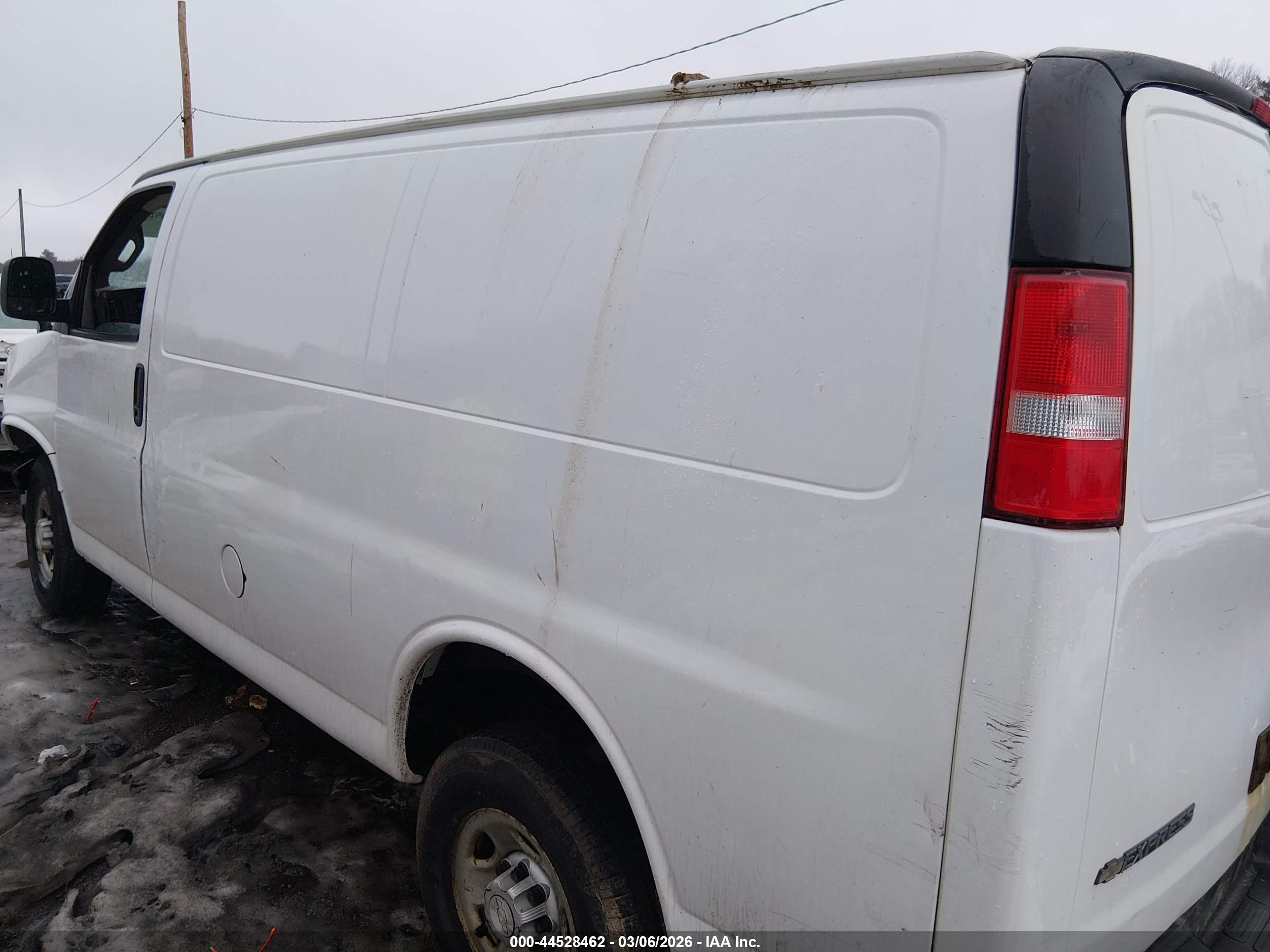 CHEVROLET EXPRESS image 3