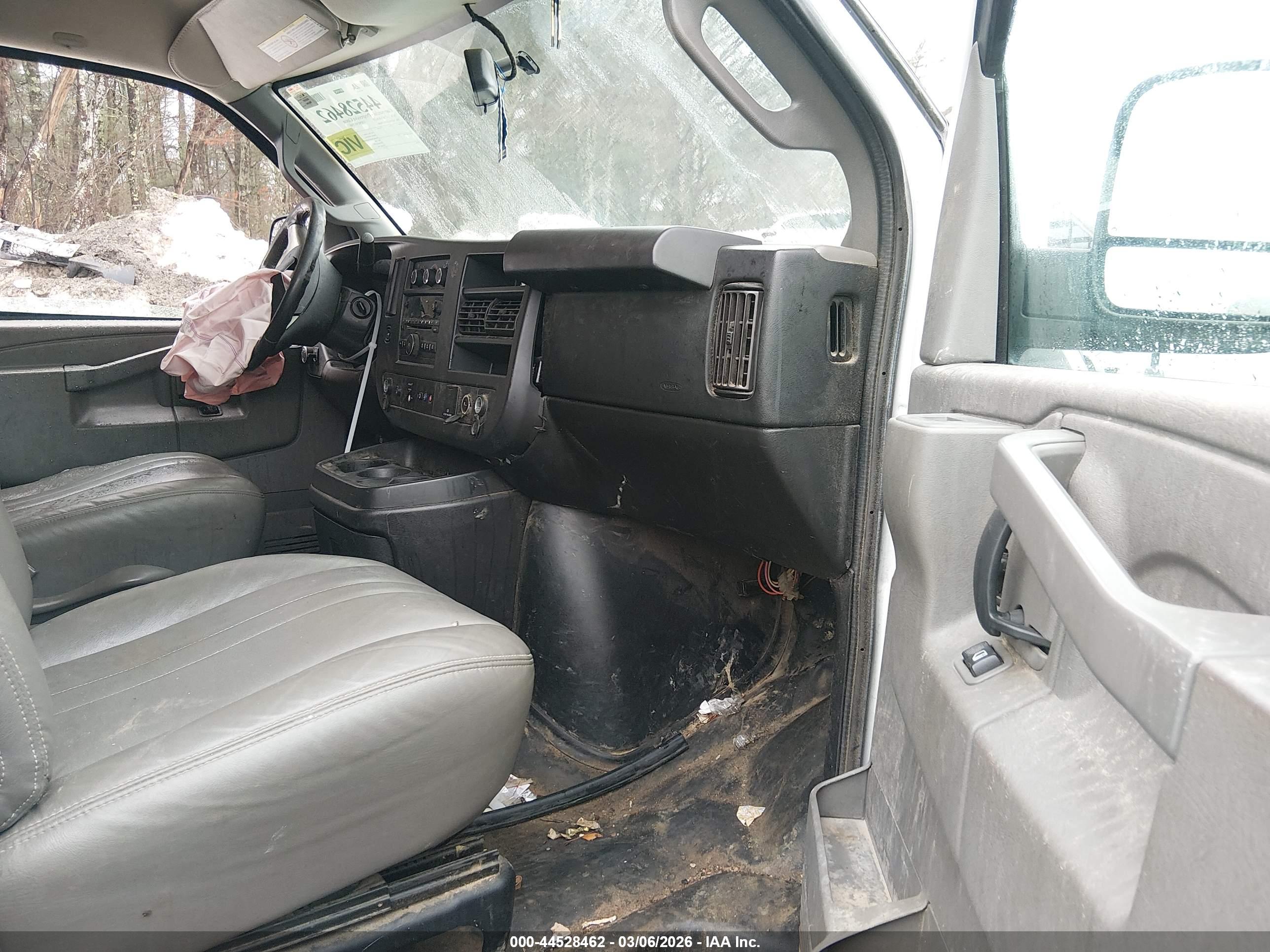 CHEVROLET EXPRESS image 5