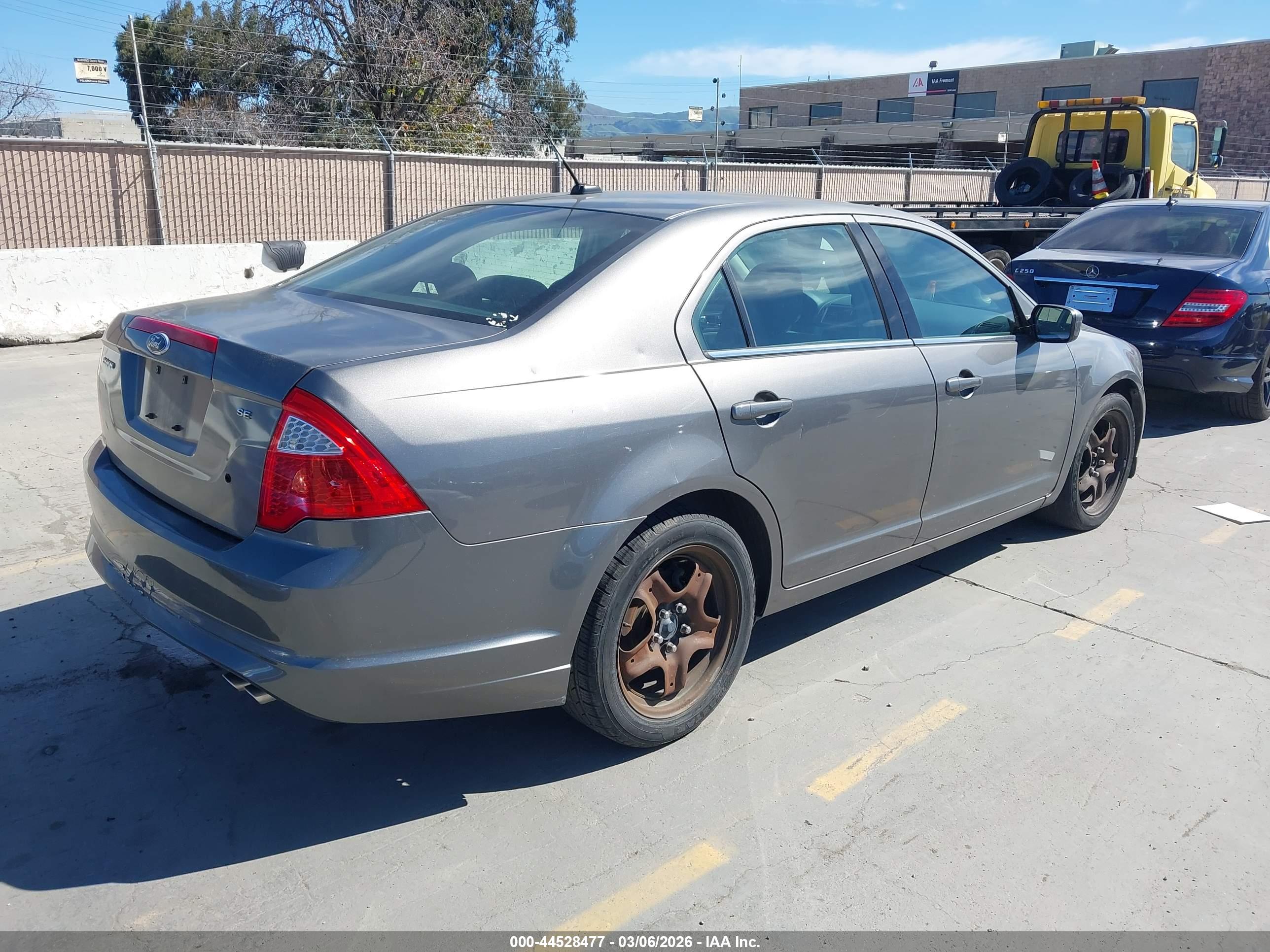 FORD FUSION image 4