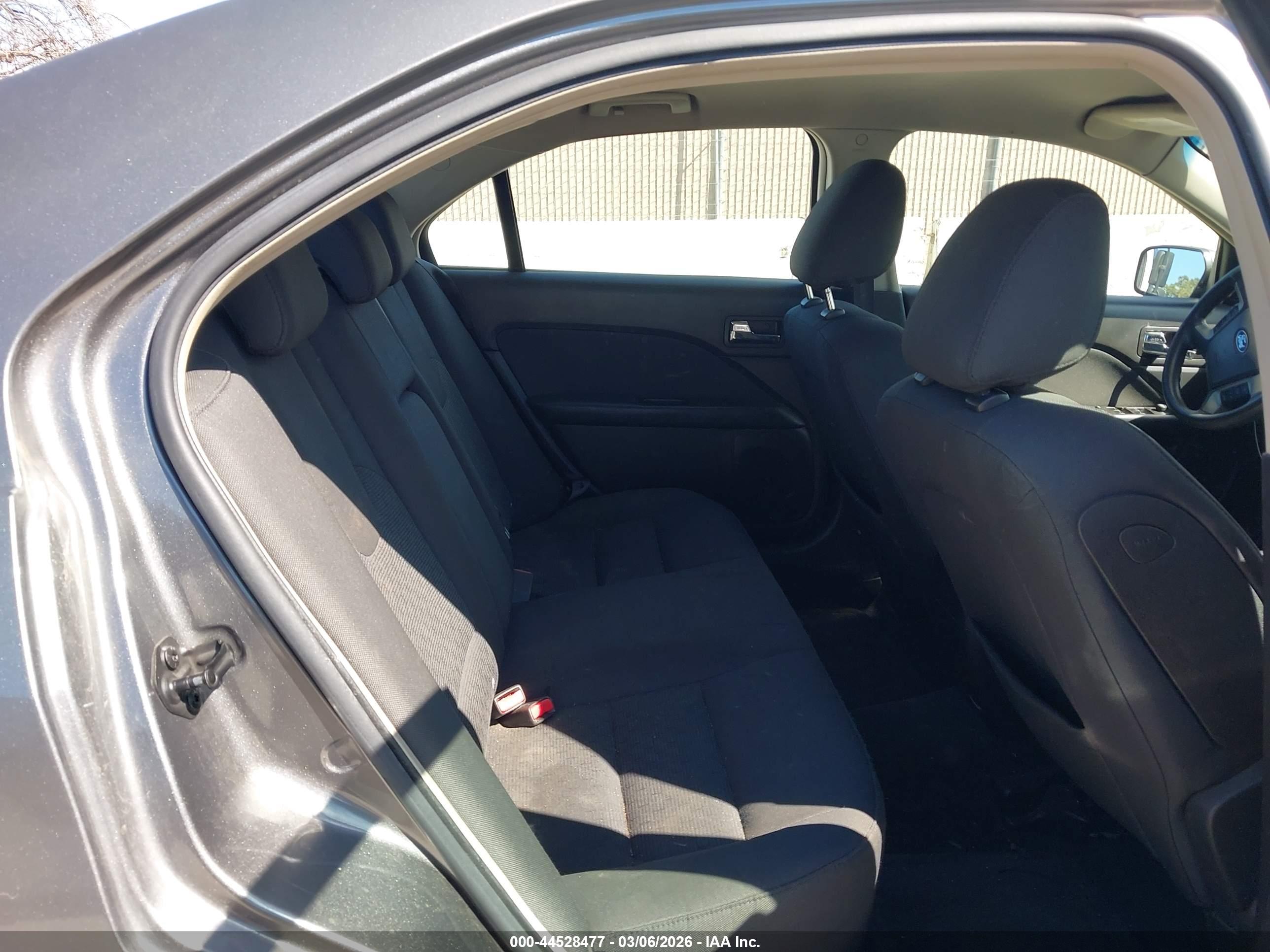 FORD FUSION image 8