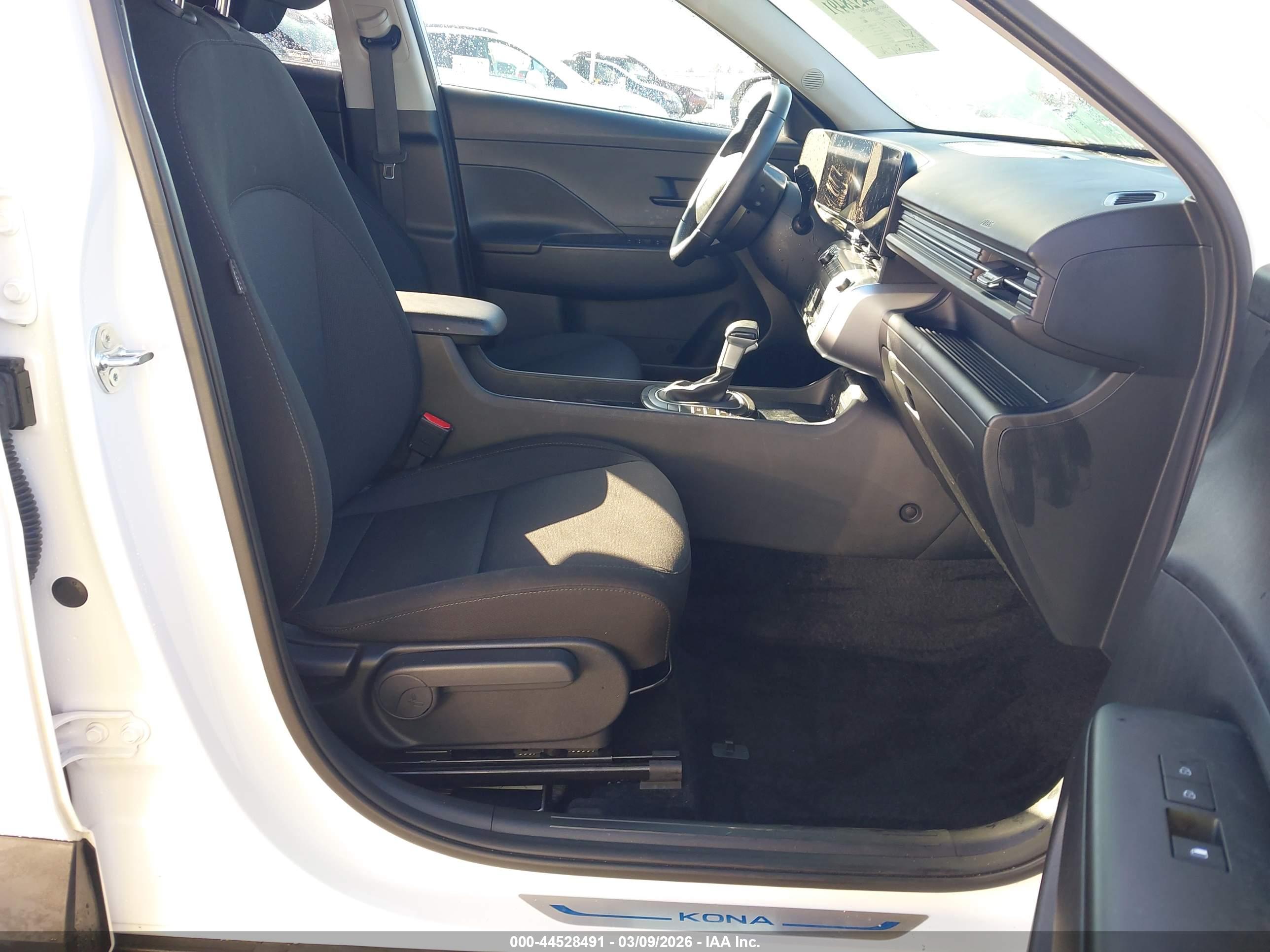 HYUNDAI KONA image 5