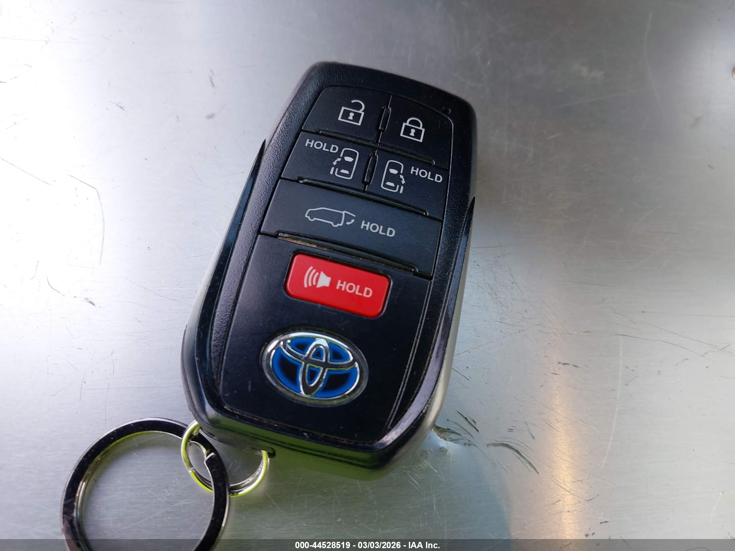 TOYOTA SIENNA image 11