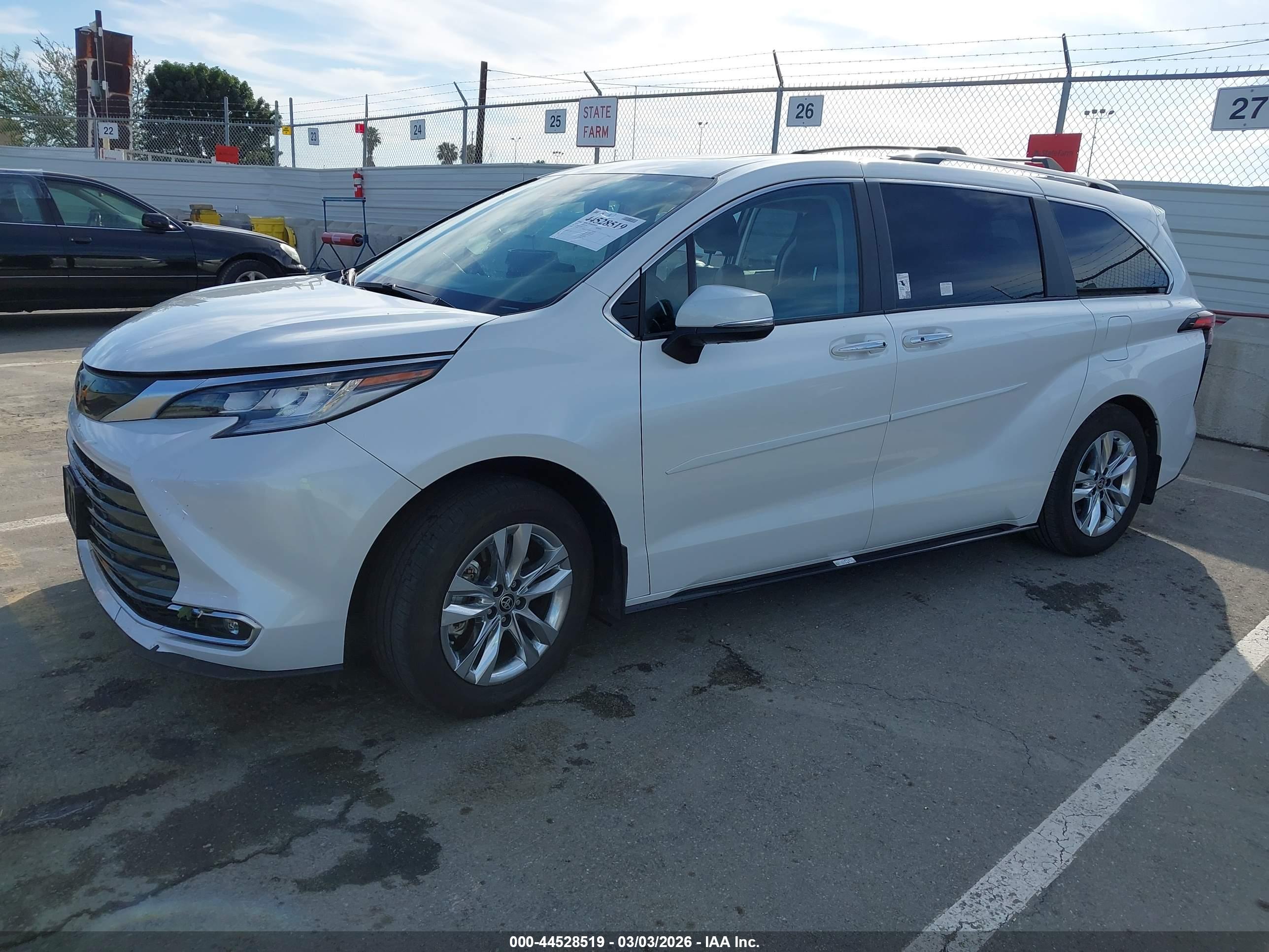 TOYOTA SIENNA image 2