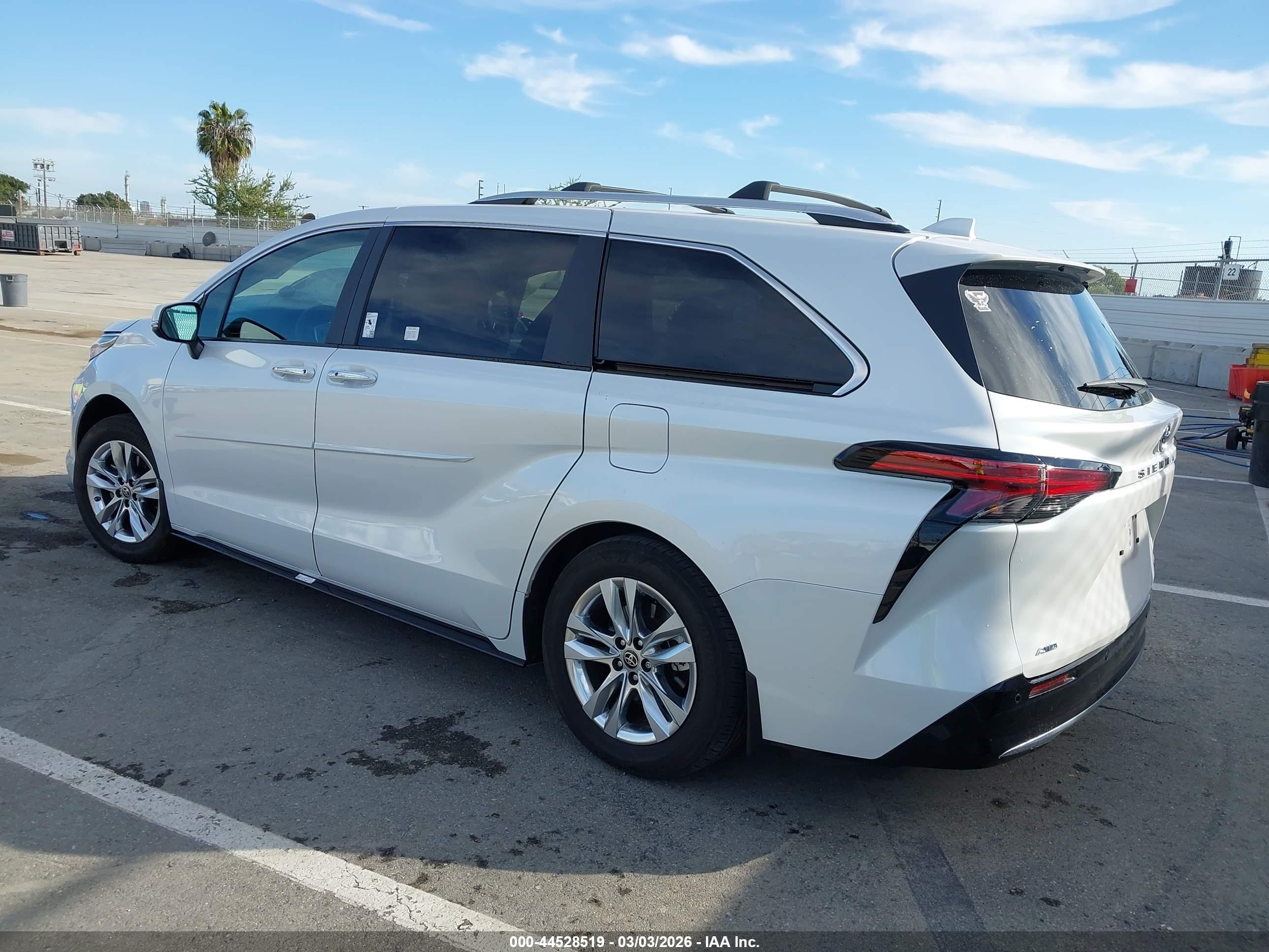 TOYOTA SIENNA image 3