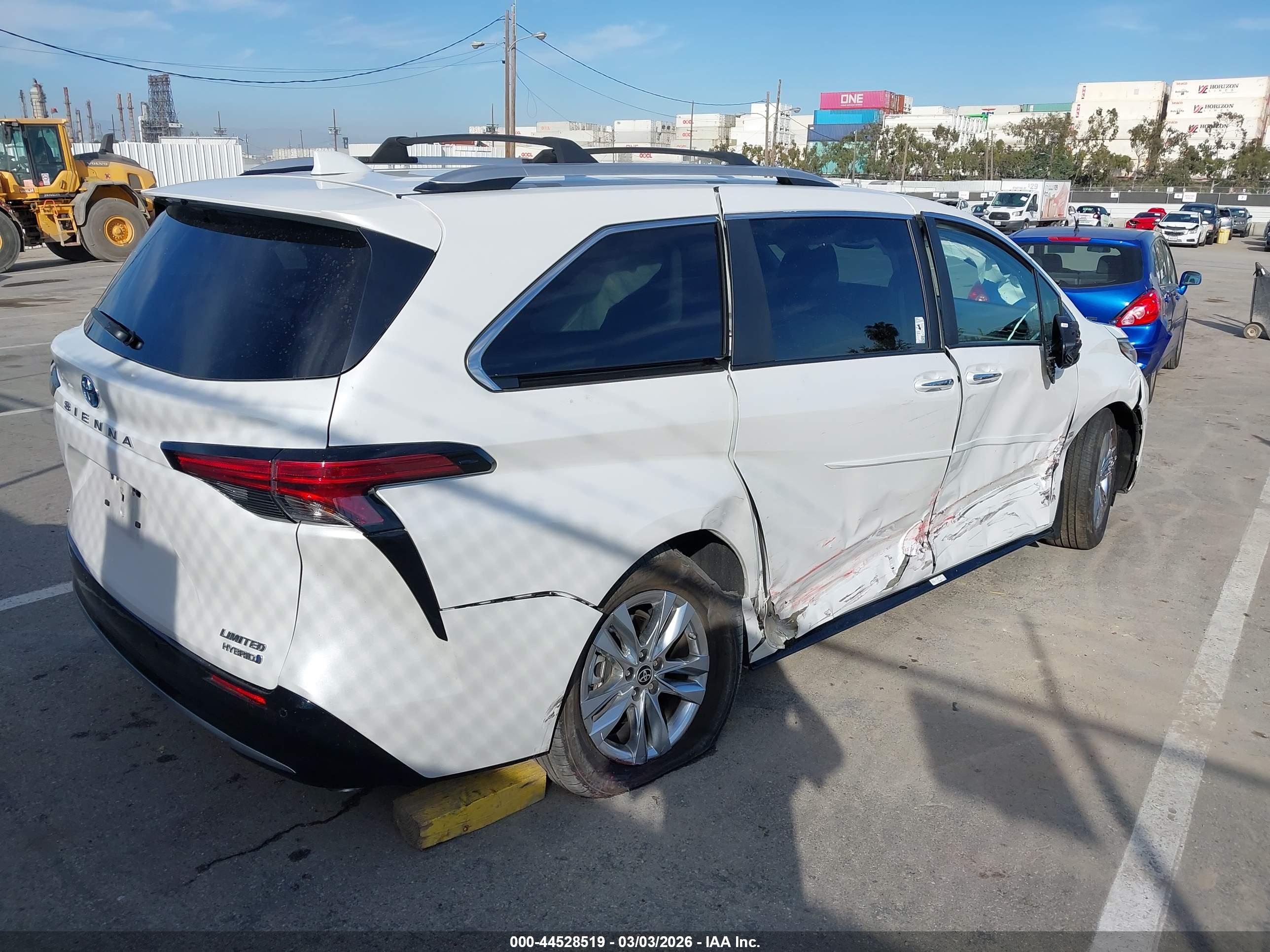TOYOTA SIENNA image 4