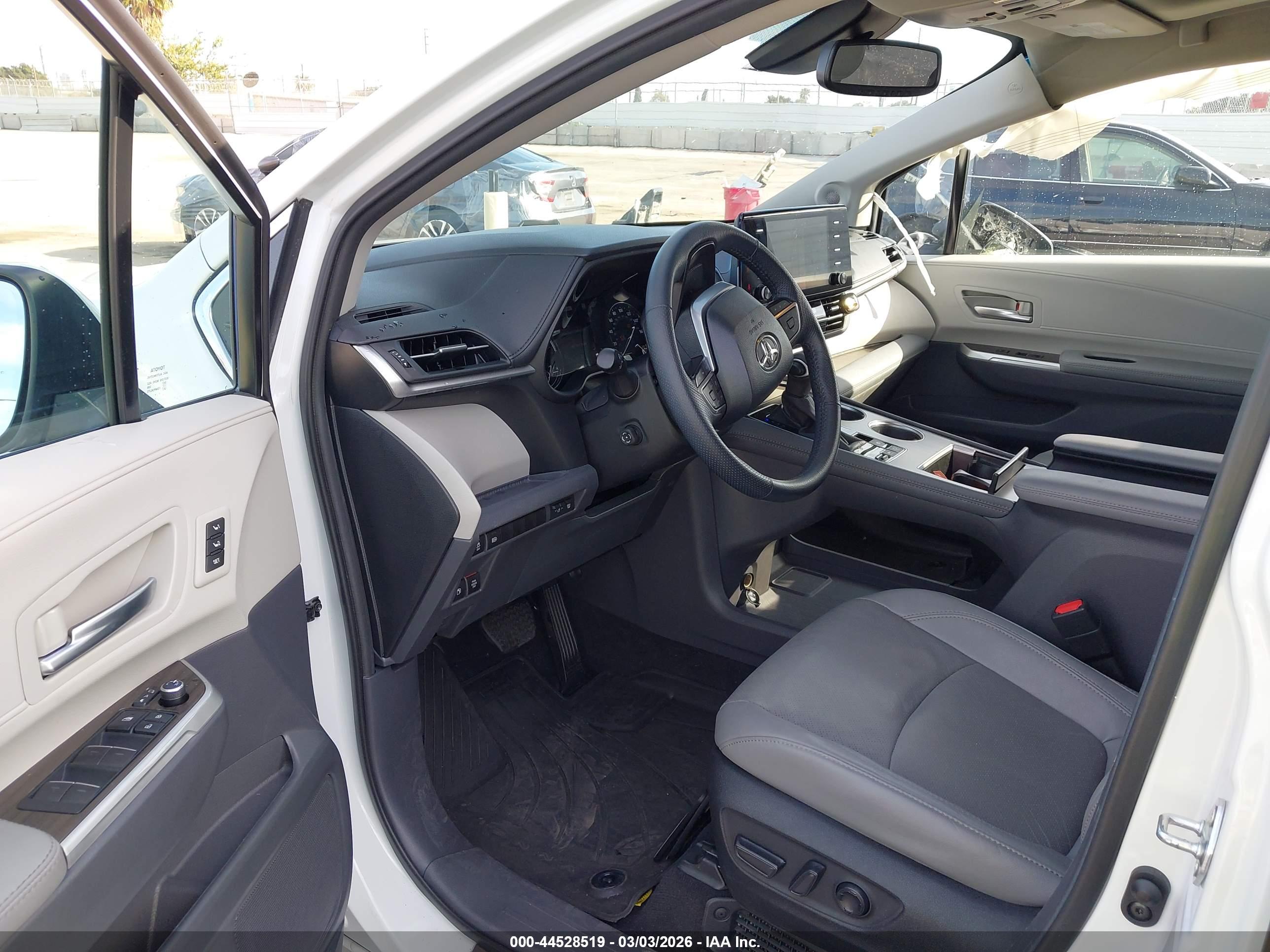 TOYOTA SIENNA image 5