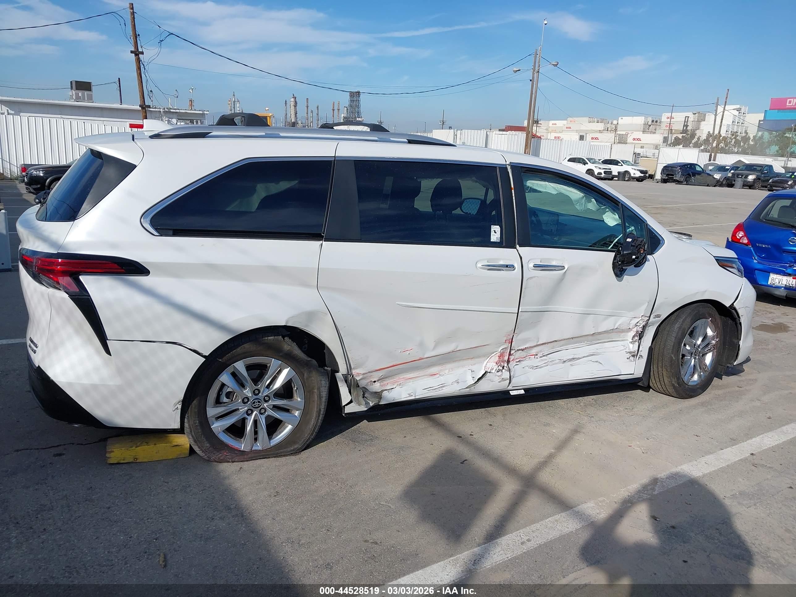 TOYOTA SIENNA image 6
